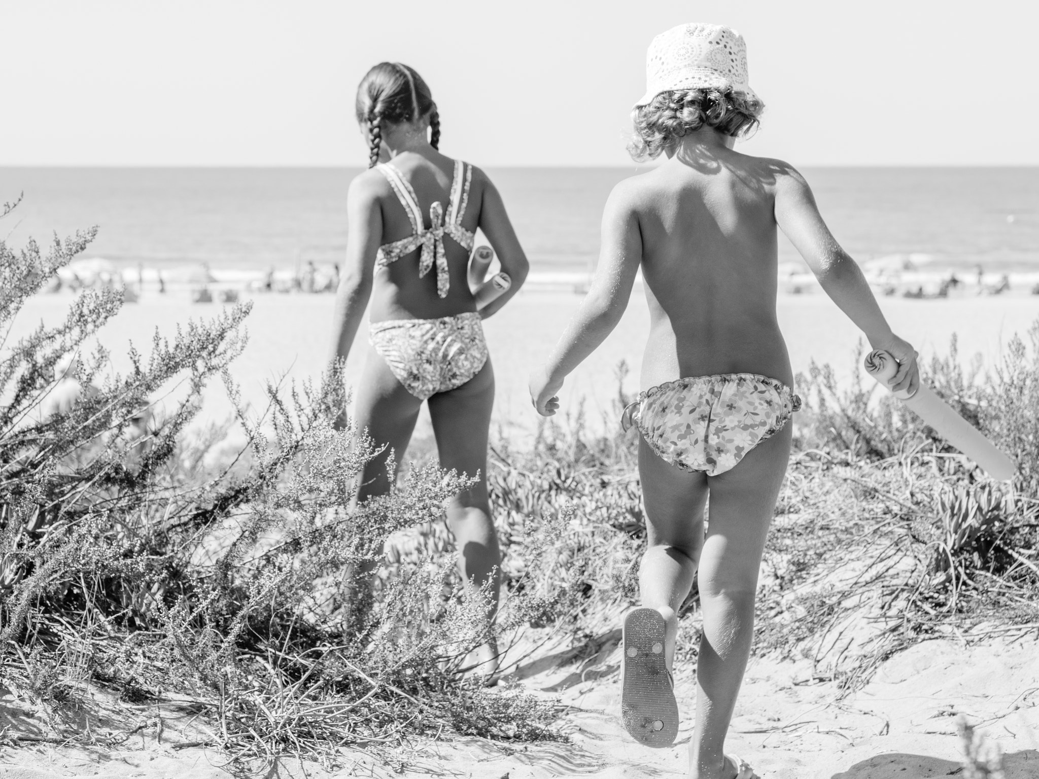 Panasonic Lumix DMC-GH4 + Olympus M.Zuiko Digital 45mm F1.8 sample photo. Girls enjoying beach photography