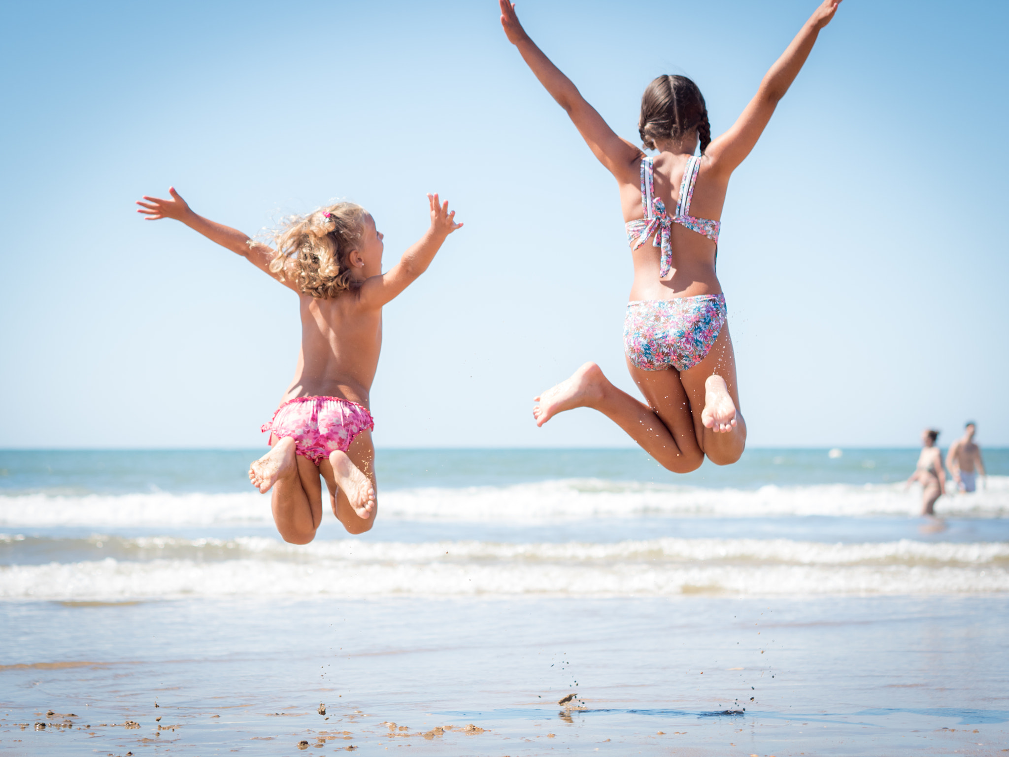 Panasonic Lumix DMC-GH4 + Olympus M.Zuiko Digital 45mm F1.8 sample photo. Girls enjoying beach ii photography