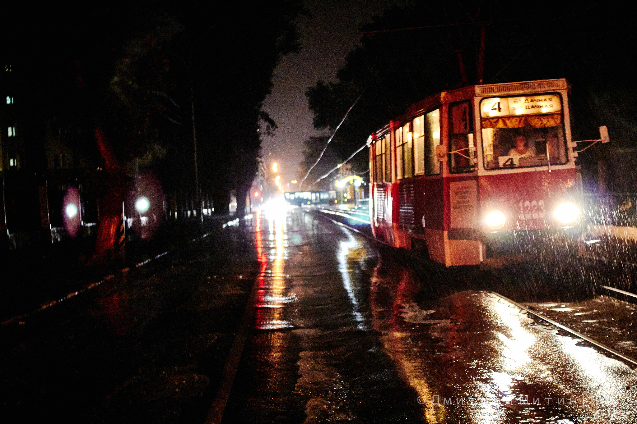 Canon EOS 600D (Rebel EOS T3i / EOS Kiss X5) + Canon EF 35mm F2 sample photo. Night-rainy tram photography