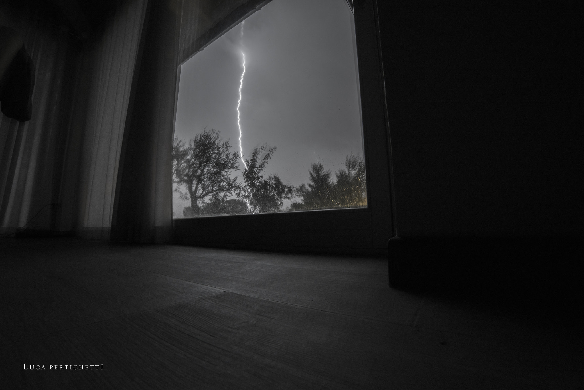 Samyang 14mm F2.8 ED AS IF UMC sample photo. The window photography