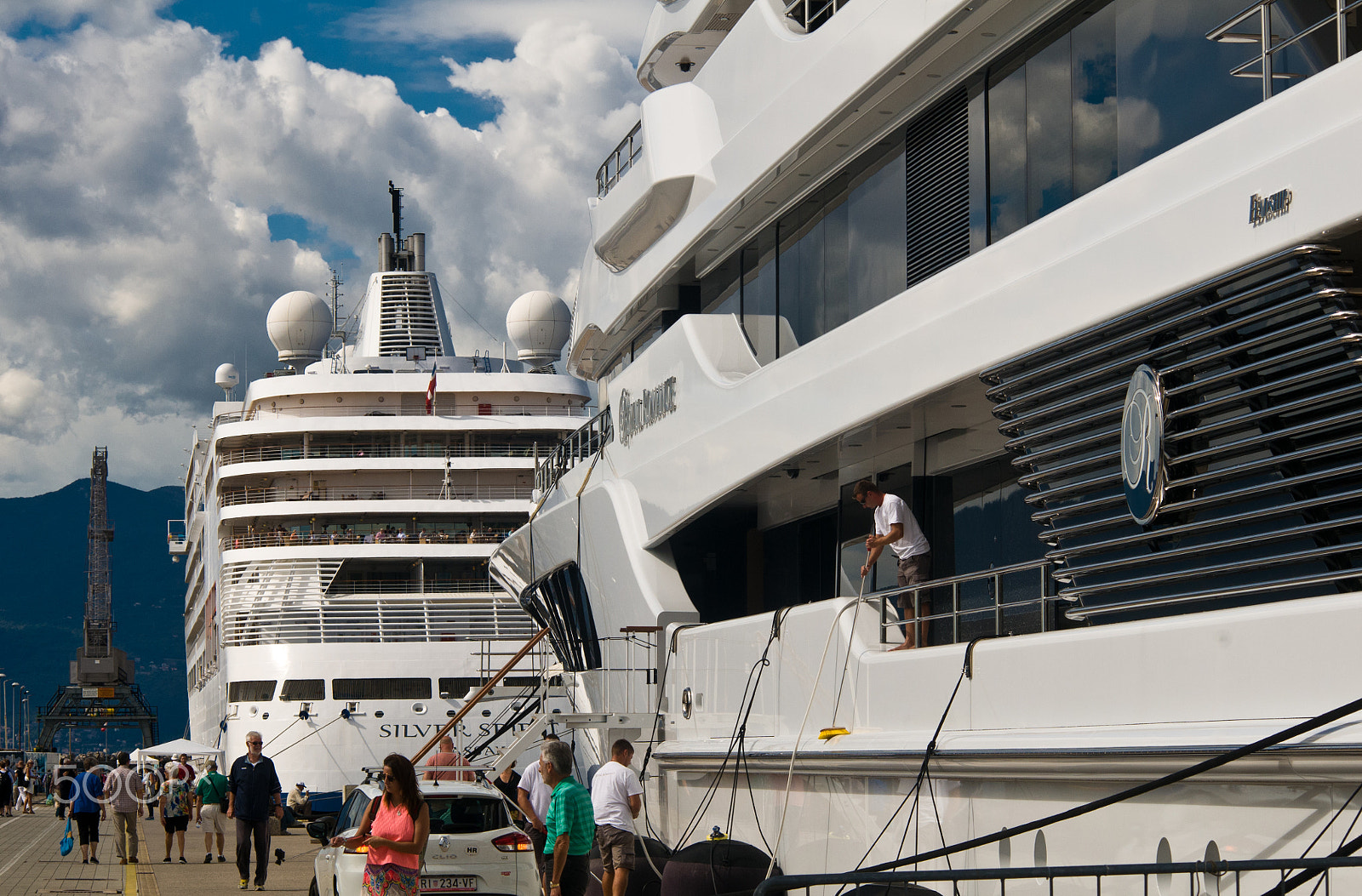 Nikon D300 + AF Nikkor 70-210mm f/4-5.6 sample photo. A cruiser and a yacht in the port photography