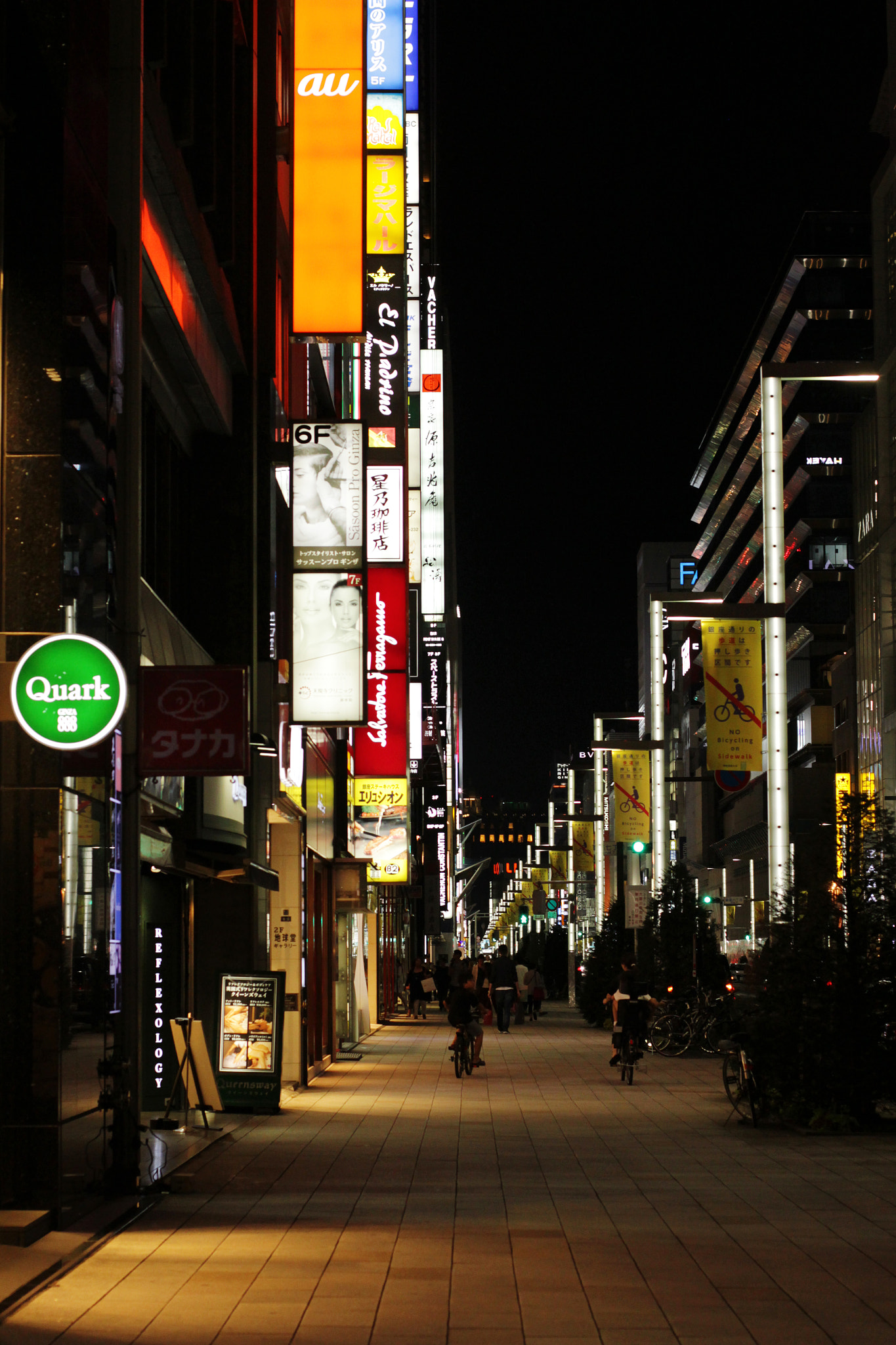 Canon EOS 700D (EOS Rebel T5i / EOS Kiss X7i) + Canon EF 50mm F1.4 USM sample photo. Ginza tokyo photography
