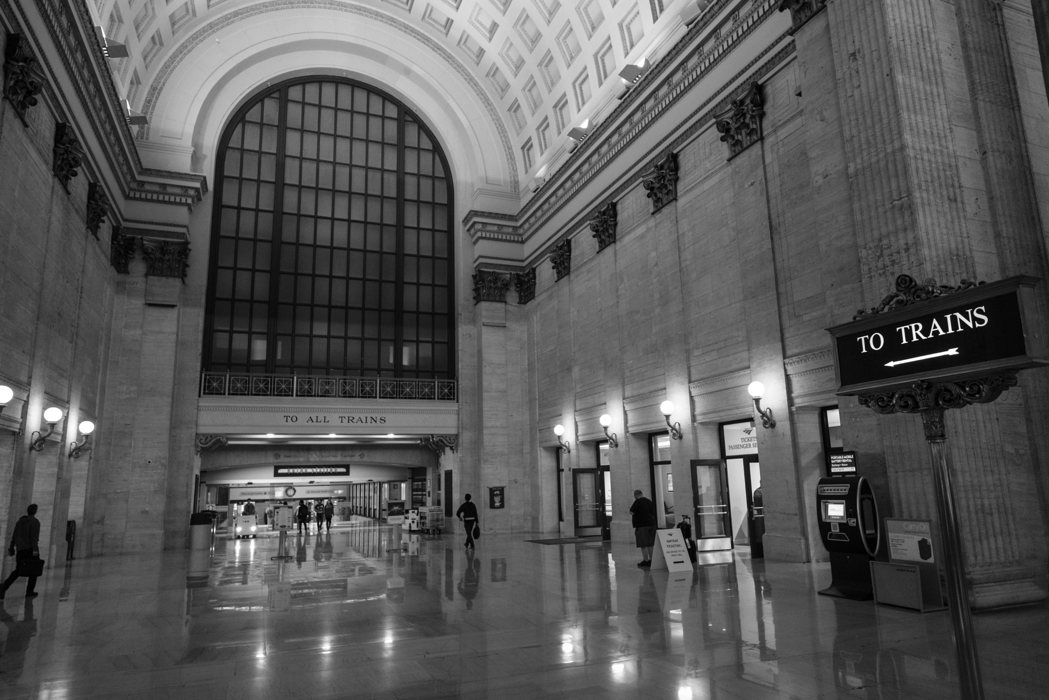 Fujifilm X-T2 + Fujifilm XF 14mm F2.8 R sample photo. Chicago central station photography