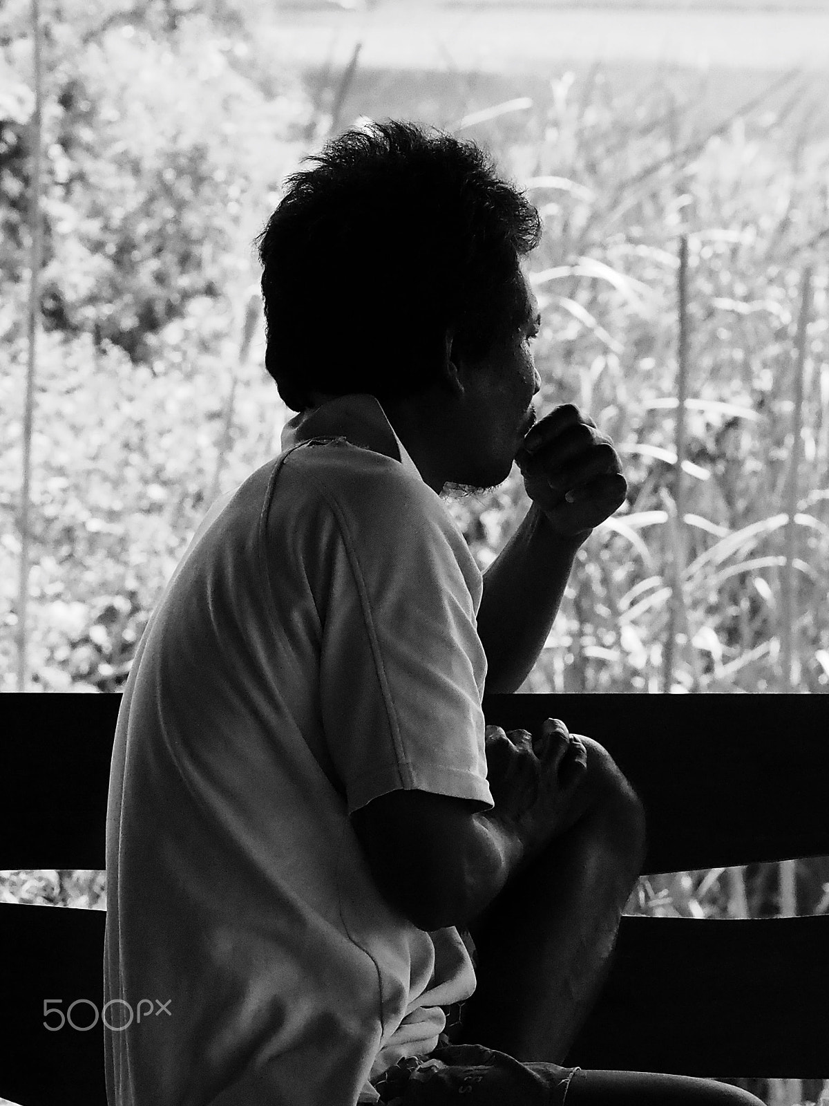 Olympus OM-D E-M5 + Olympus M.Zuiko Digital ED 75mm F1.8 sample photo. Thai fisherman contemplating photography