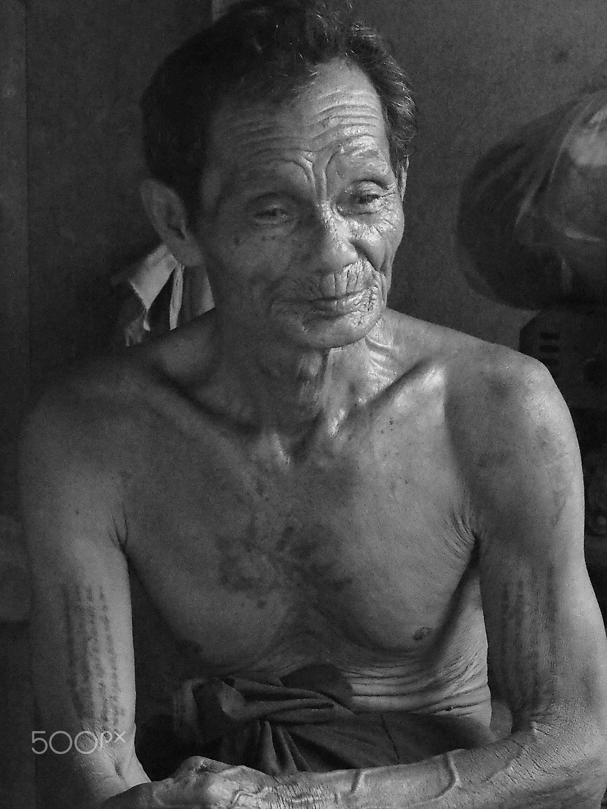 Olympus OM-D E-M5 + Olympus M.Zuiko Digital ED 75mm F1.8 sample photo. Old thai fisherman with tattoos photography