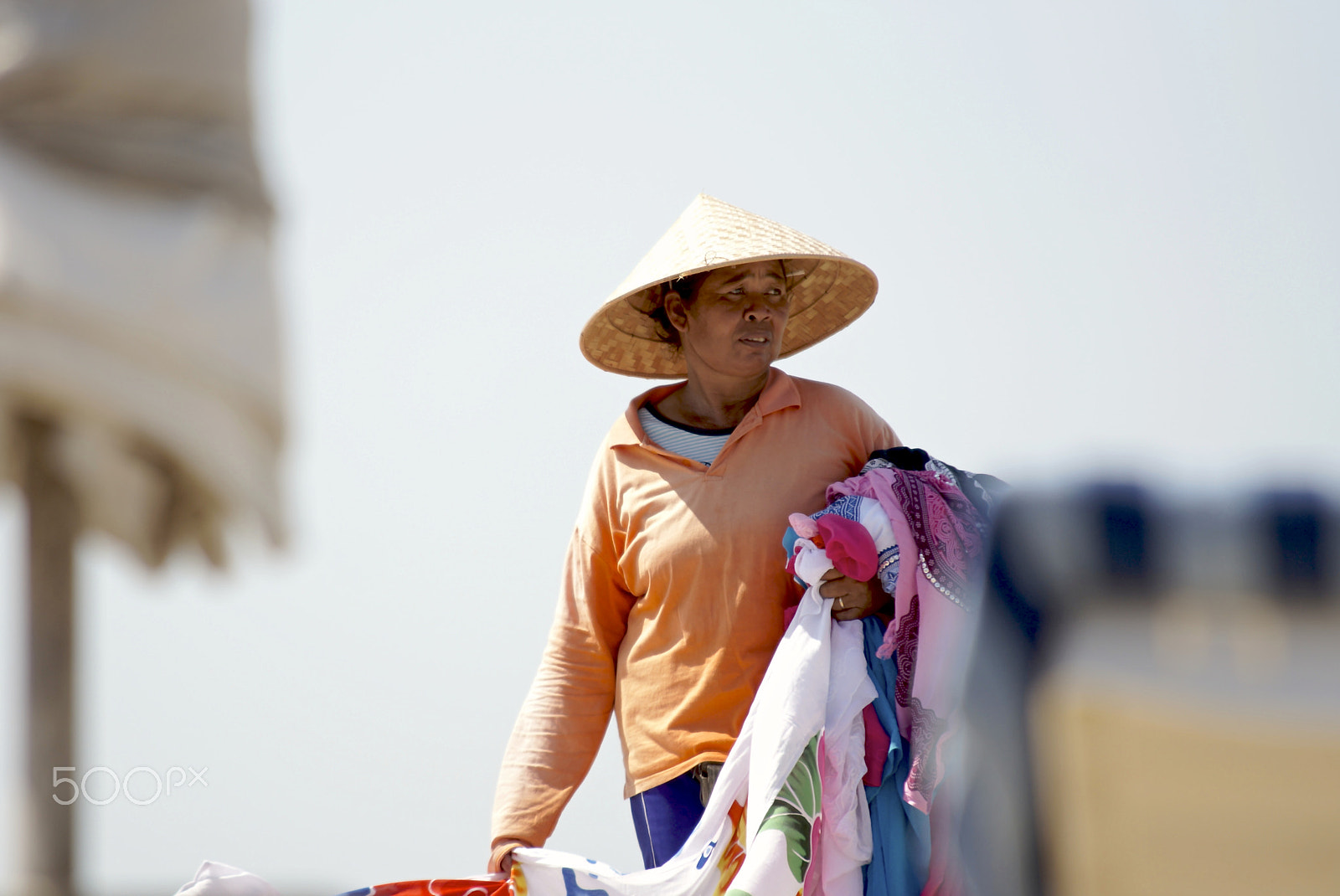 Sony SLT-A77 + Sigma 70-200mm F2.8 EX DG Macro HSM II sample photo. A clothes hawker photography