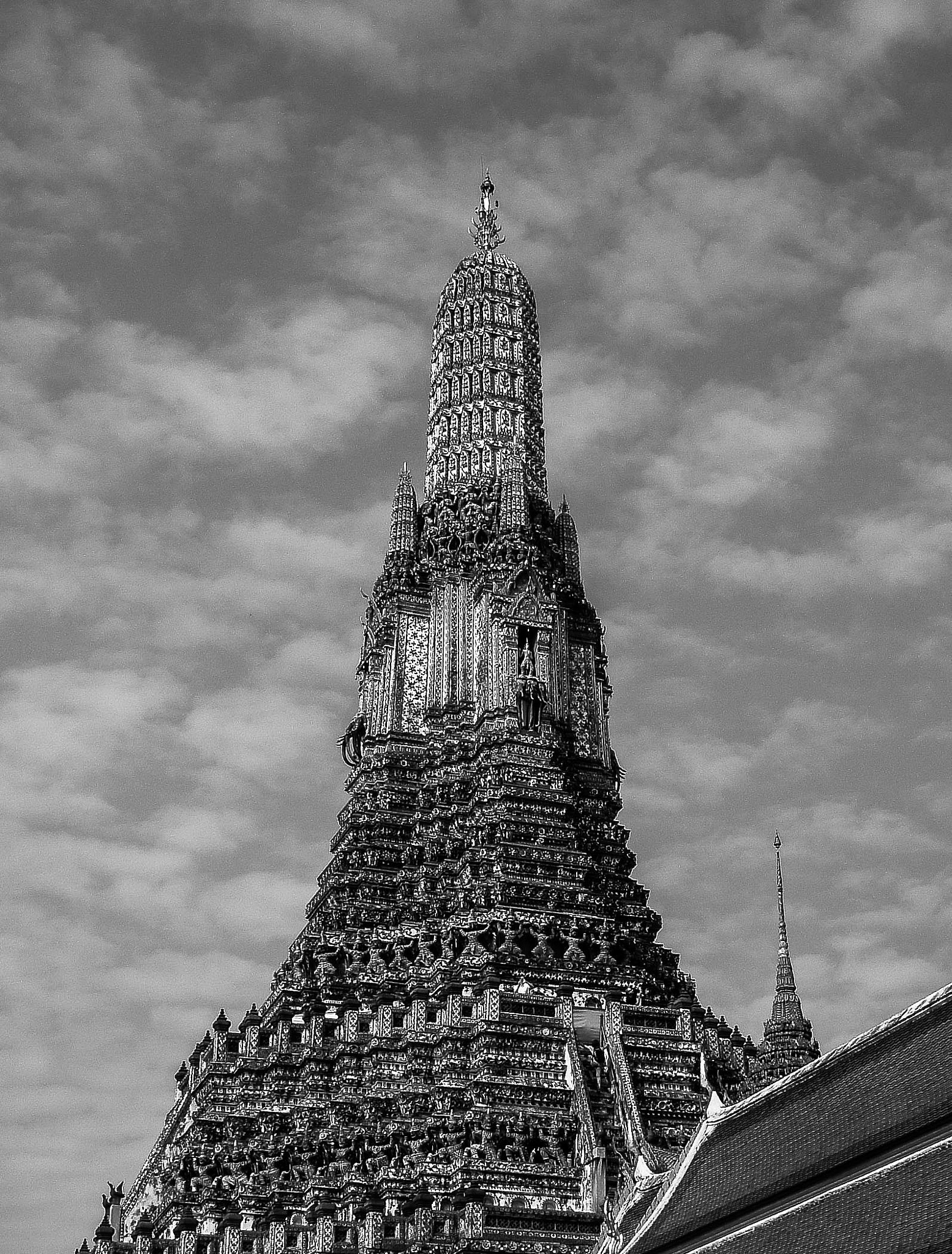 Sony Alpha NEX-3 + Sony E 18-55mm F3.5-5.6 OSS sample photo. Wat arun, bangkok thailand photography