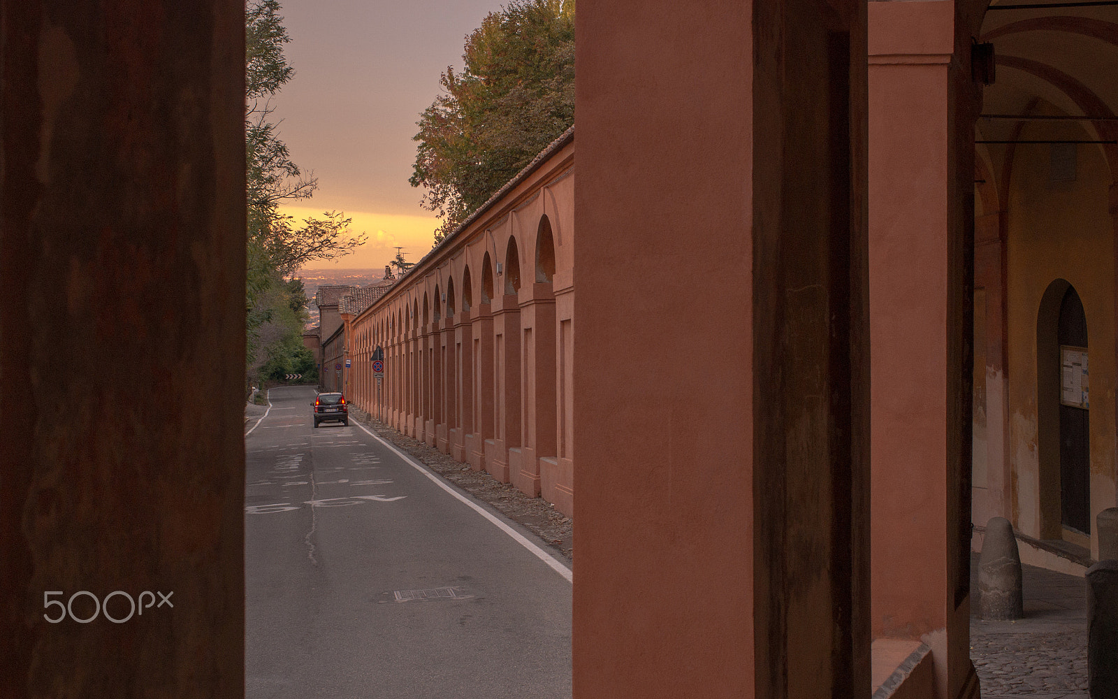 HD Pentax DA 35mm F2.8 Macro Limited sample photo. A nice arcade walk up to the top of bologna photography