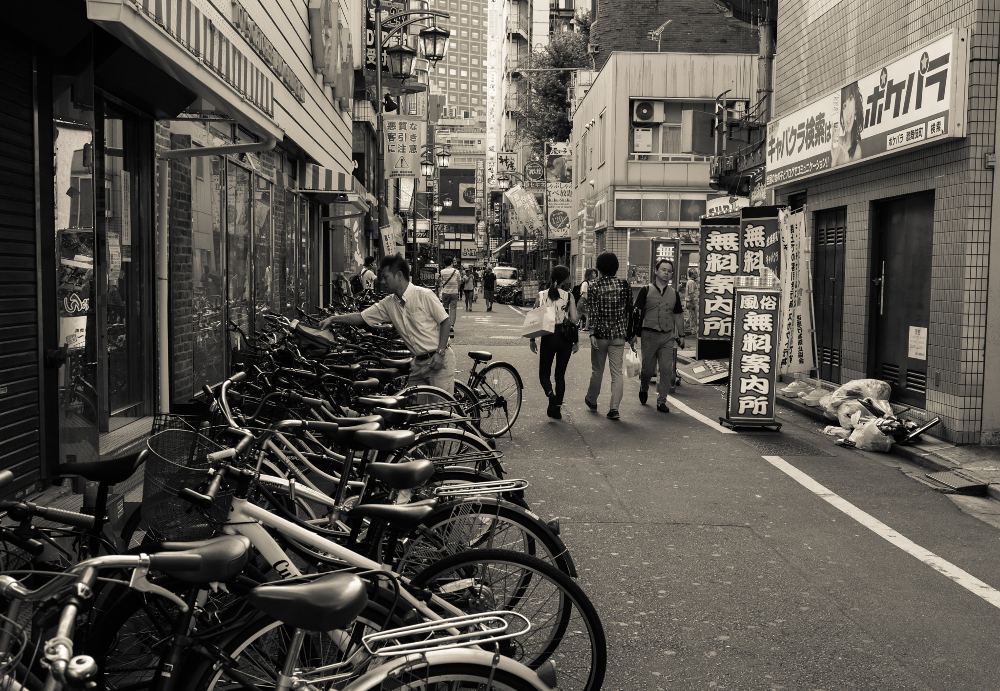 Nikon D810 + ZEISS Distagon T* 35mm F2 sample photo. Afternoon in shinjuku photography