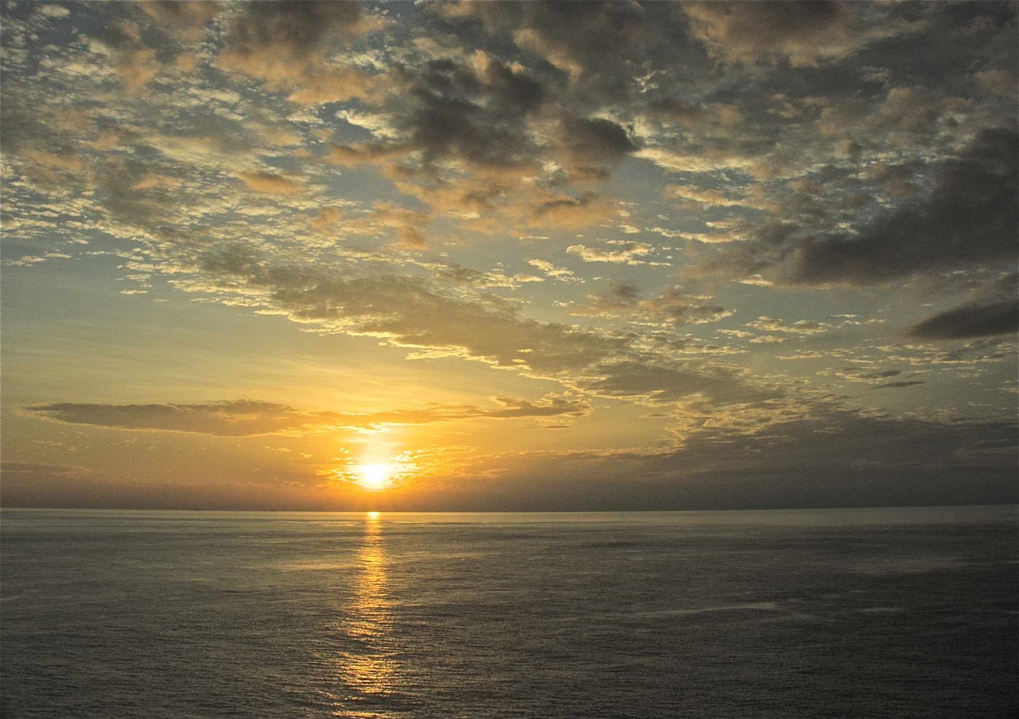 Nikon E8800 sample photo. Pacific ocean sunset photography