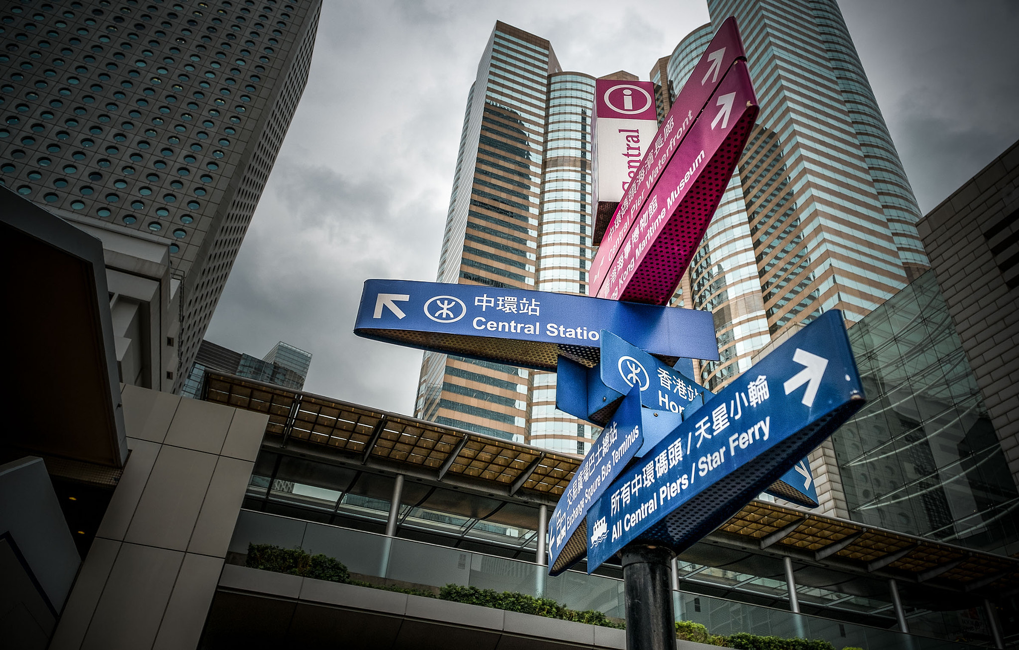 Fujifilm X-Pro1 + Fujifilm XF 16-55mm F2.8 R LM WR sample photo. 指路牌 photography
