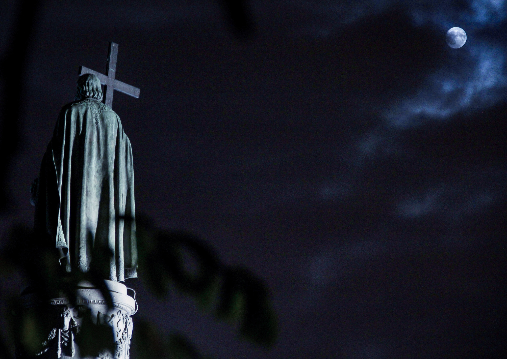 Canon EOS 550D (EOS Rebel T2i / EOS Kiss X4) + Canon EF-S 18-135mm F3.5-5.6 IS sample photo. The full moon is under the st.volodymir with cross. photography