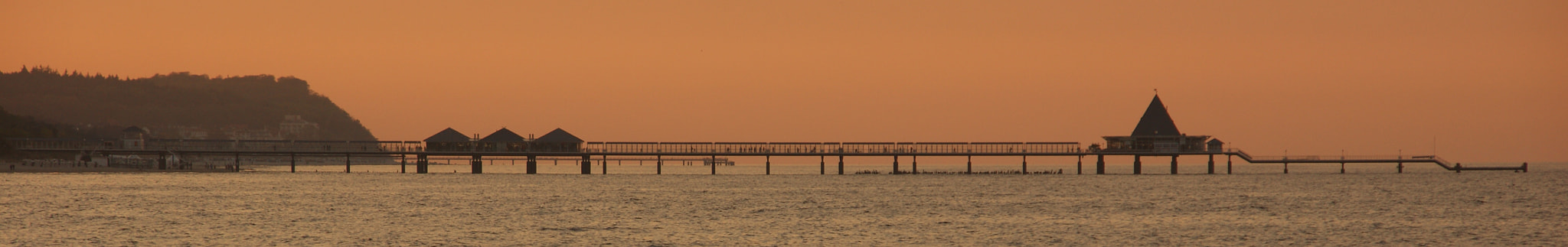 Sony Alpha DSLR-A350 + Sigma 18-200mm F3.5-6.3 DC sample photo. Heringsdorf seabridge after sunset photography