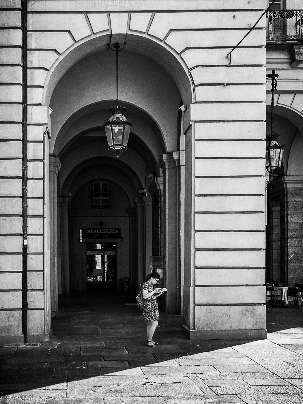 Fujifilm X-E1 + Fujifilm XF 14mm F2.8 R sample photo. Girl reading a tourist guide photography