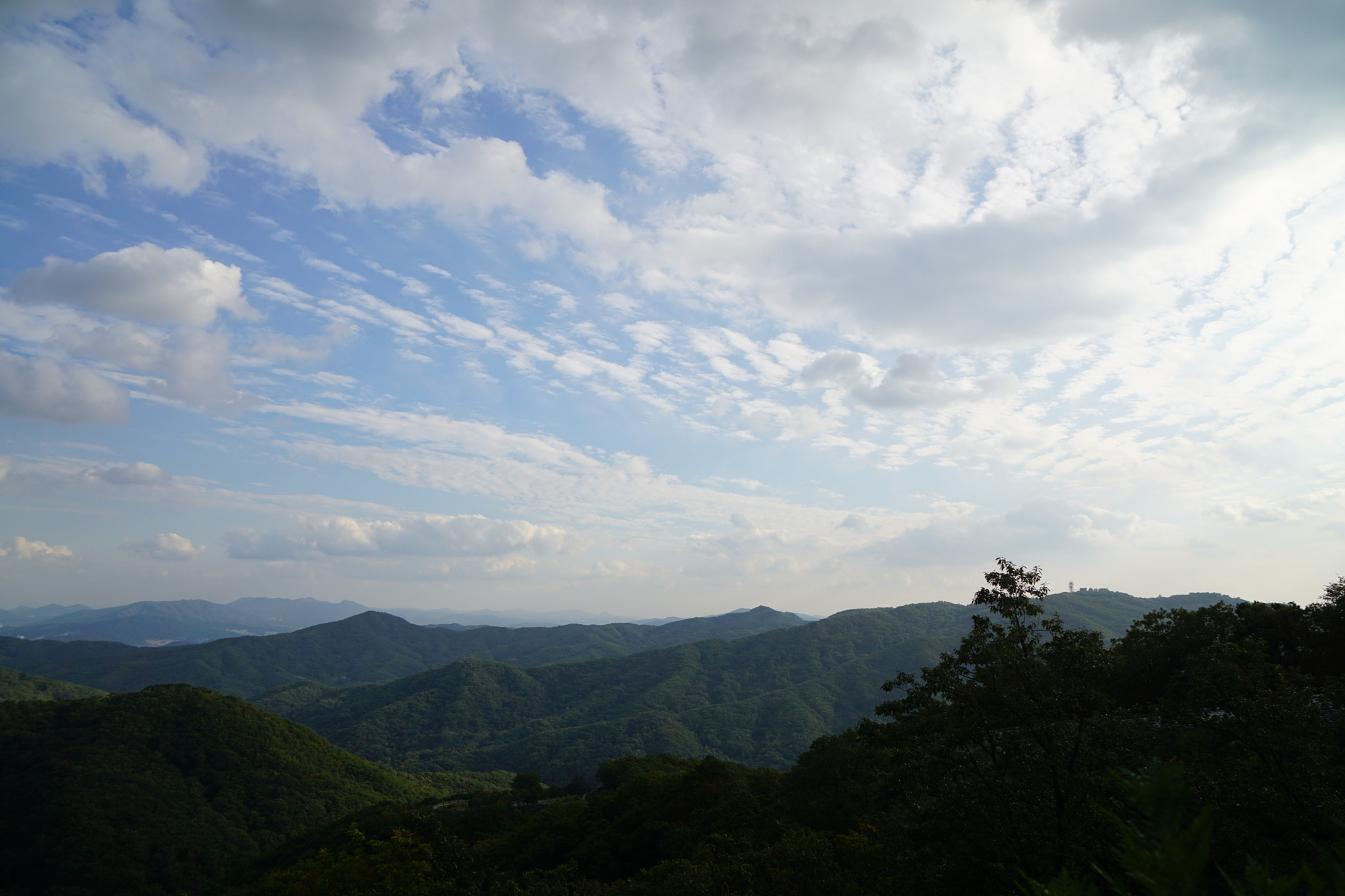 Sony a6000 + Sony Vario-Tessar T* E 16-70mm F4 ZA OSS sample photo. #파란 #가을 #하늘 #구름 #남한산성 photography