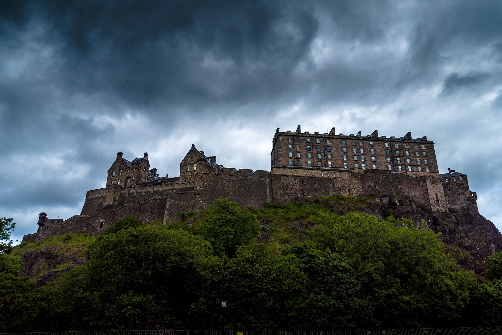 Sony a7S + Sony Vario-Tessar T* FE 16-35mm F4 ZA OSS sample photo. Edinburgh castle photography