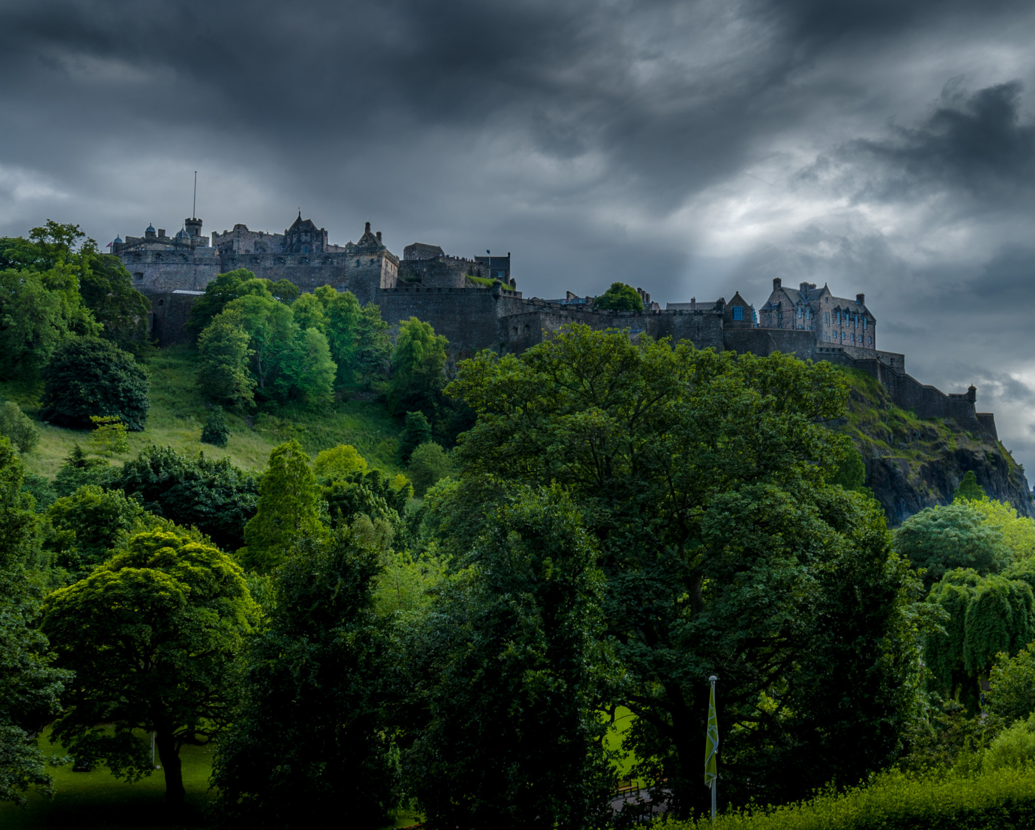 Sony a7S + Sony Vario-Tessar T* FE 16-35mm F4 ZA OSS sample photo. Edinburgh castle photography