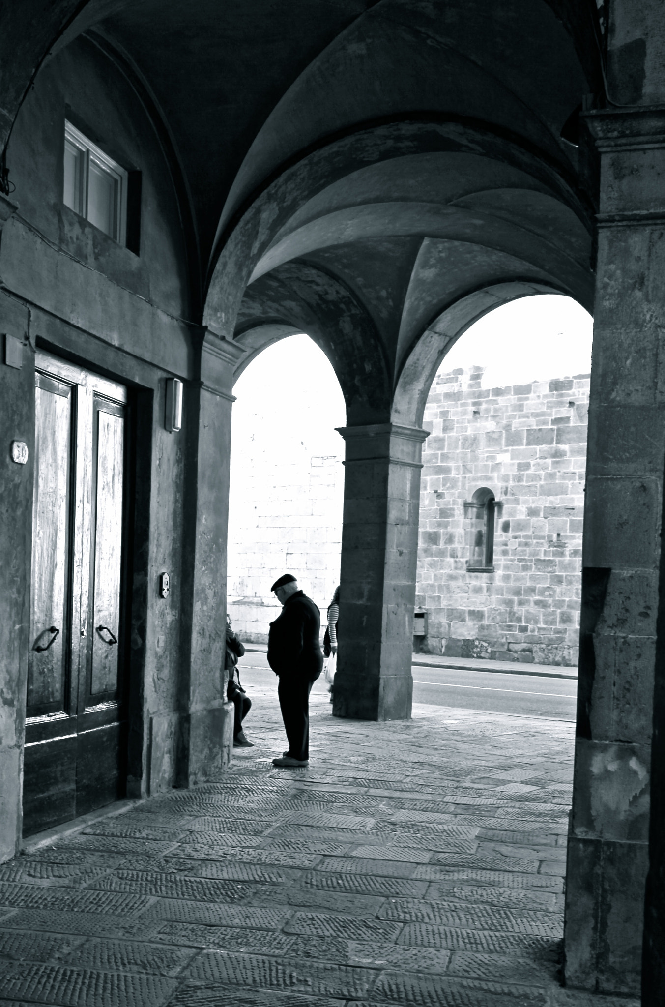 Canon EOS 5D Mark II + Canon EF 16-35mm F4L IS USM sample photo. Livorno people talking photography