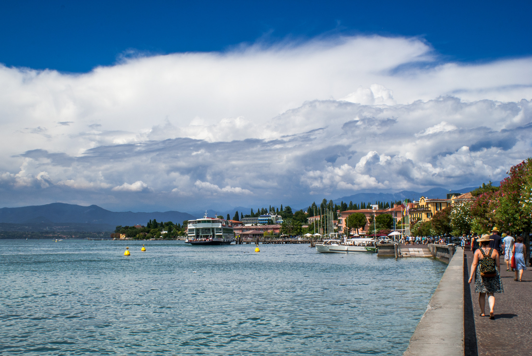 Minolta AF 28-100mm F3.5-5.6 (D) sample photo. Lago di garda photography