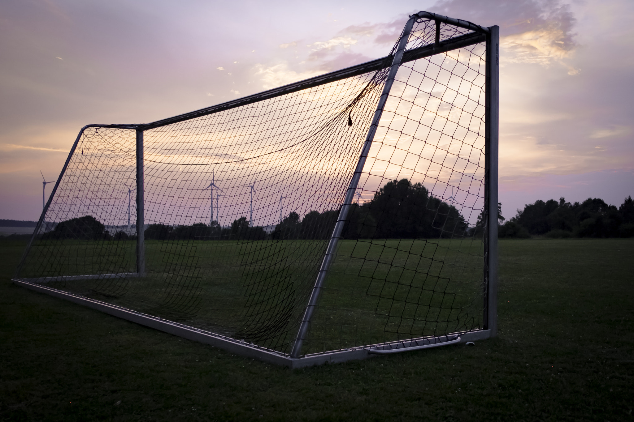 Fujifilm X-E2 + Fujifilm XF 18mm F2 R sample photo. Football photography