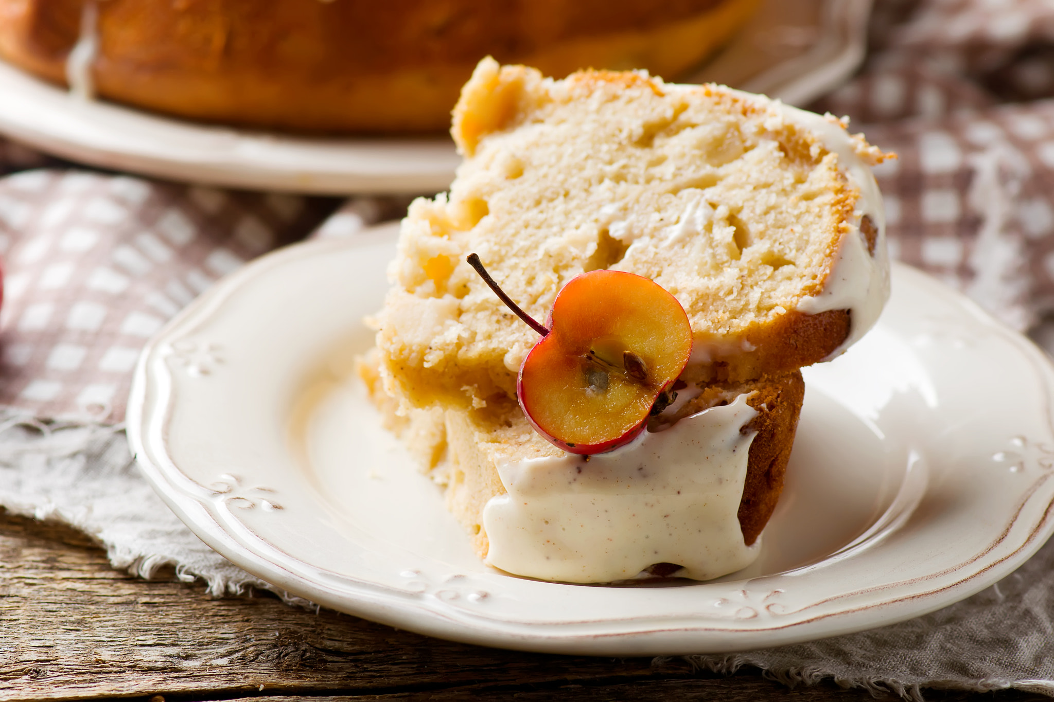 Nikon AF-S Micro-Nikkor 105mm F2.8G IF-ED VR sample photo. Fresh apples cake photography