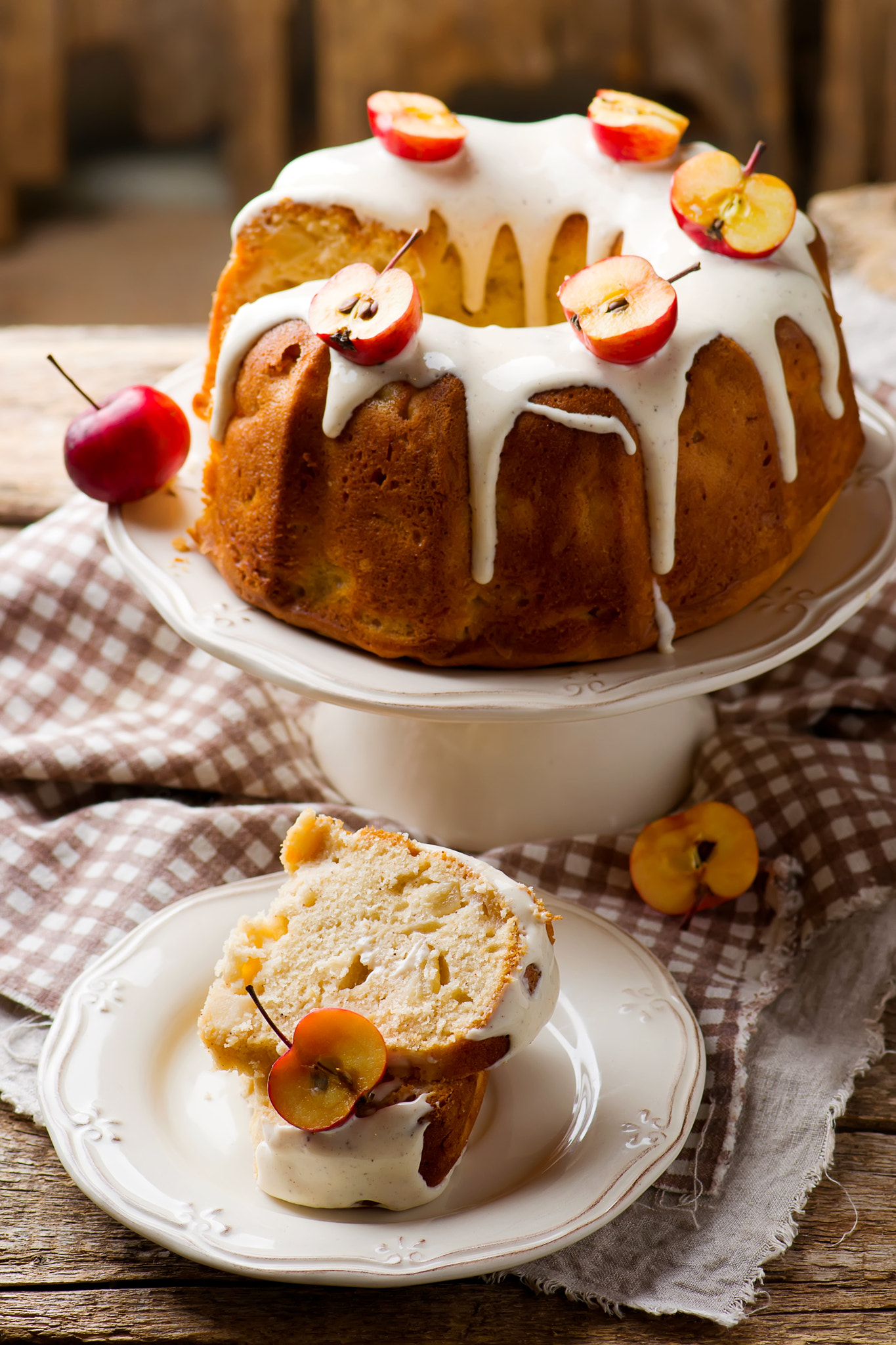 Nikon AF-S Micro-Nikkor 105mm F2.8G IF-ED VR sample photo. Fresh apples cake photography