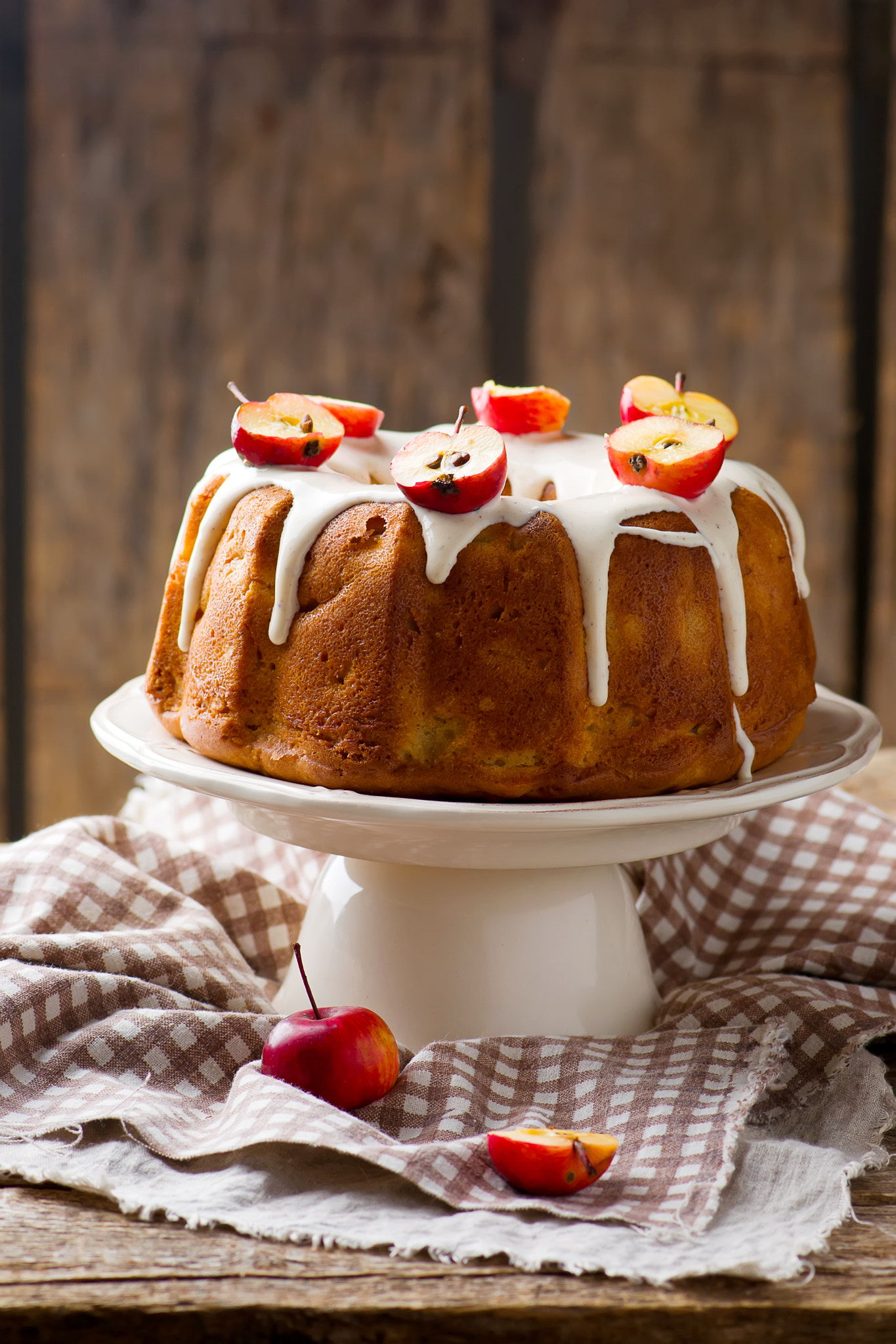 Nikon AF-S Micro-Nikkor 105mm F2.8G IF-ED VR sample photo. Fresh apples cake photography