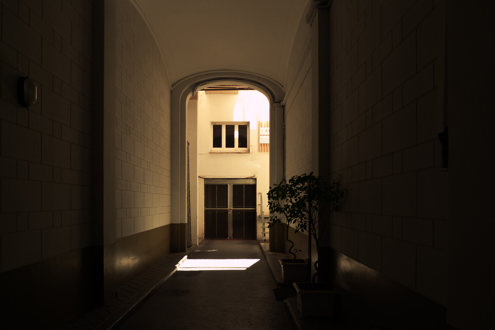 Leica D-LUX 4 sample photo. Corridor photography