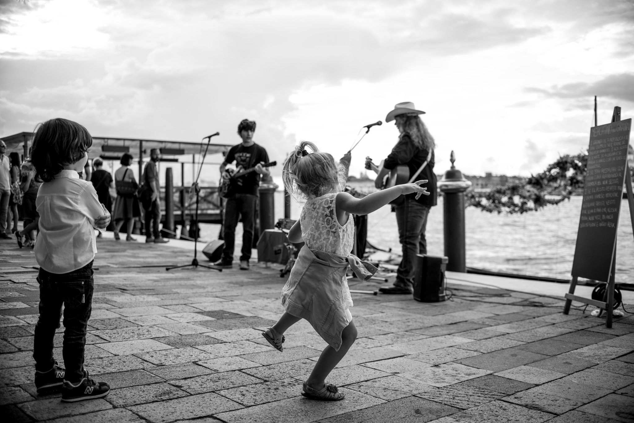 Nikon D610 + Nikon AF-S DX Nikkor 35mm F1.8G sample photo. Dancing in the sunlight photography