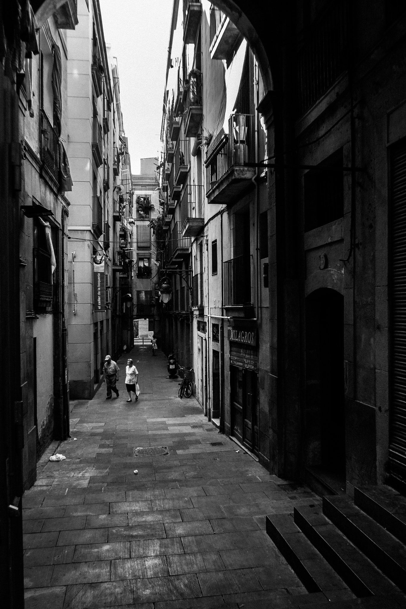 Leica D-LUX 4 sample photo. Back alley photography