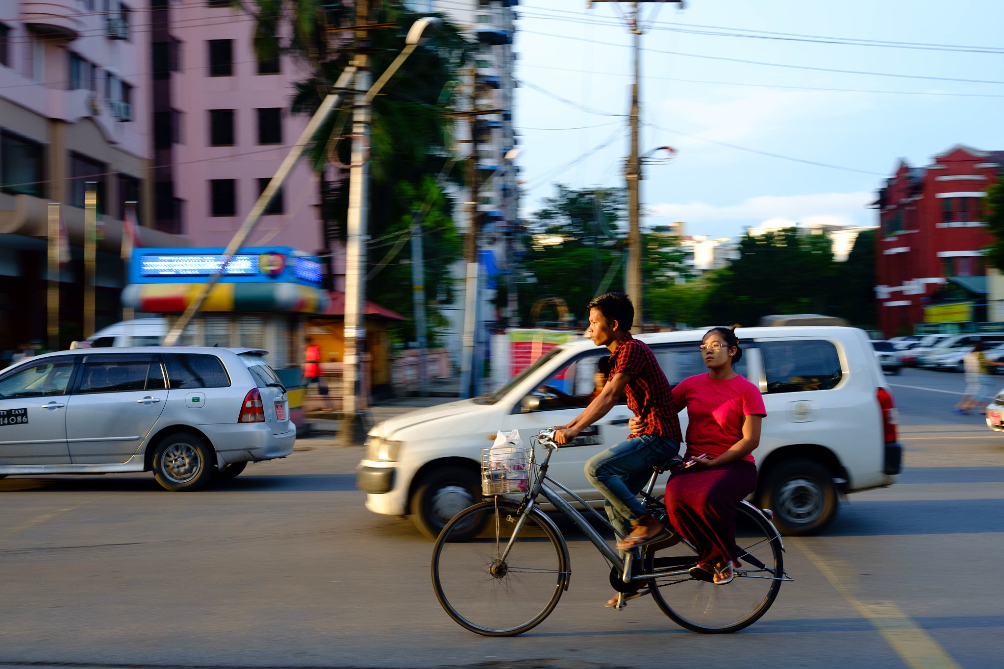 Fujifilm X-Pro1 + Fujifilm XF 27mm F2.8 sample photo. Rush hour photography