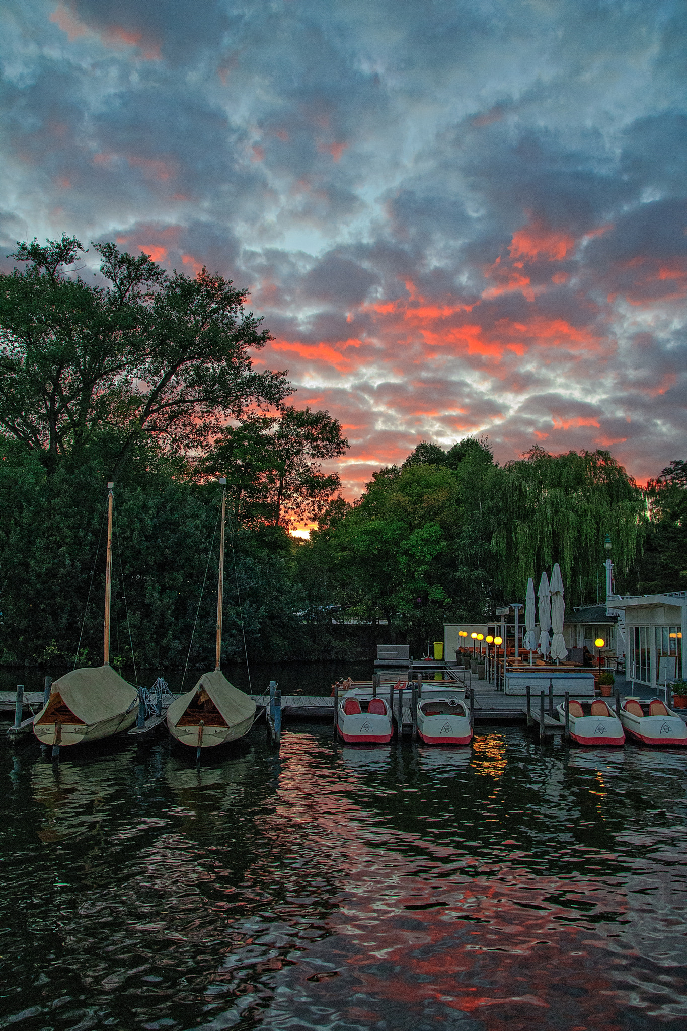 Canon EOS 760D (EOS Rebel T6s / EOS 8000D) sample photo. Sunset and boats photography