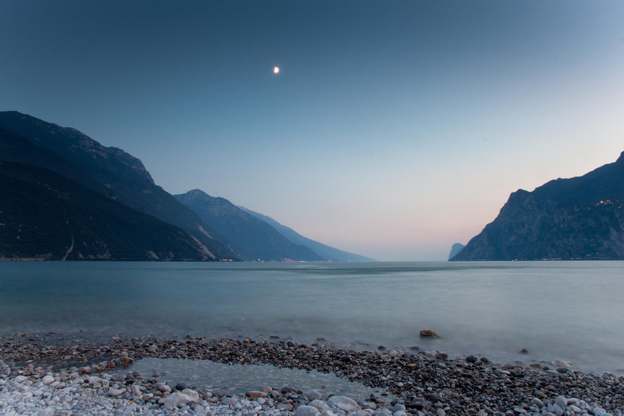 Canon EOS 500D (EOS Rebel T1i / EOS Kiss X3) sample photo. Rising moon at lago di garda photography