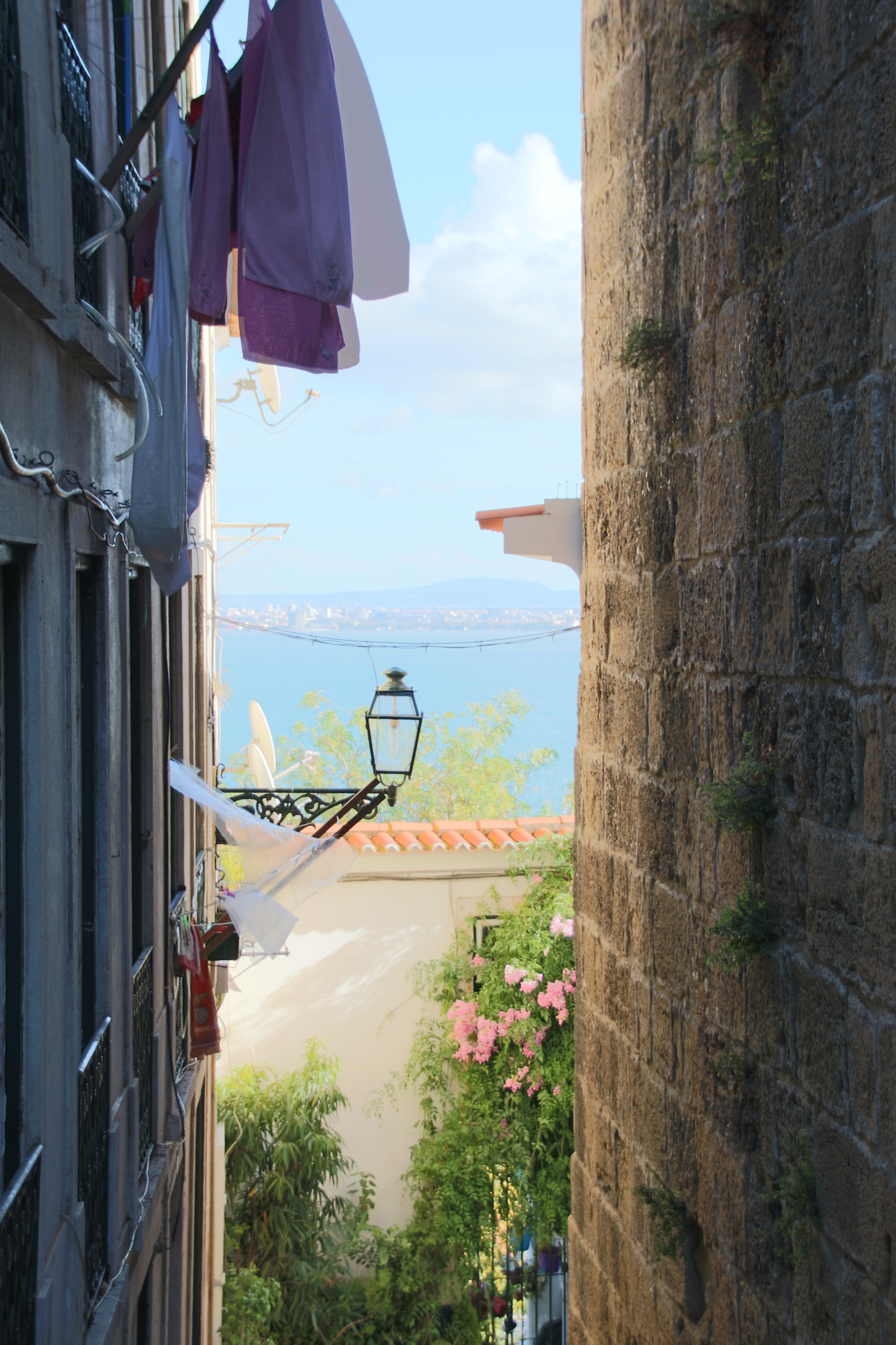 Sigma 18-250mm F3.5-6.3 DC OS HSM sample photo. Small alley in lisbon photography