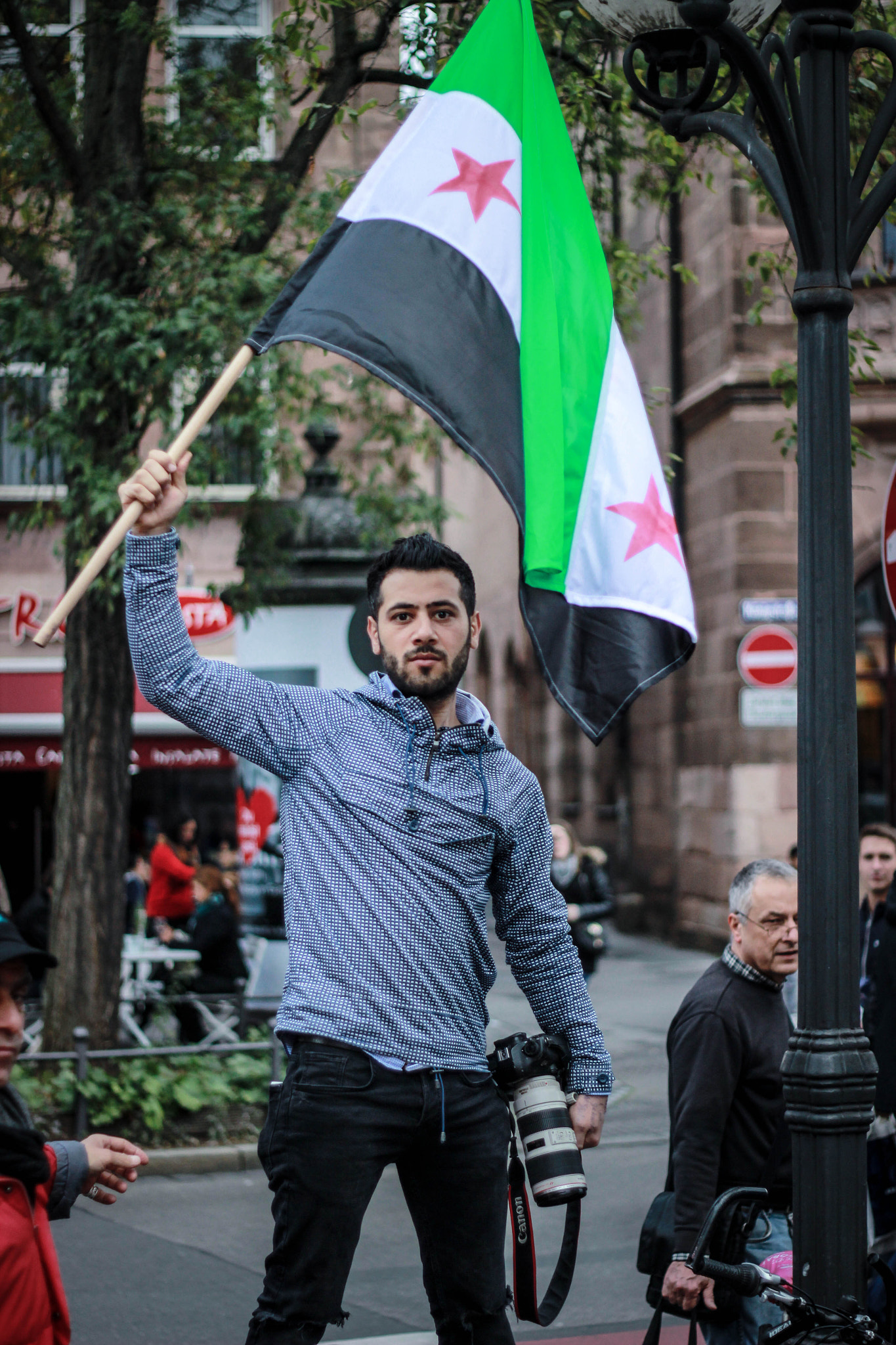Canon EOS 600D (Rebel EOS T3i / EOS Kiss X5) + Canon EF 50mm f/1.8 sample photo. Sit-in for aleppo in nurnberg photography