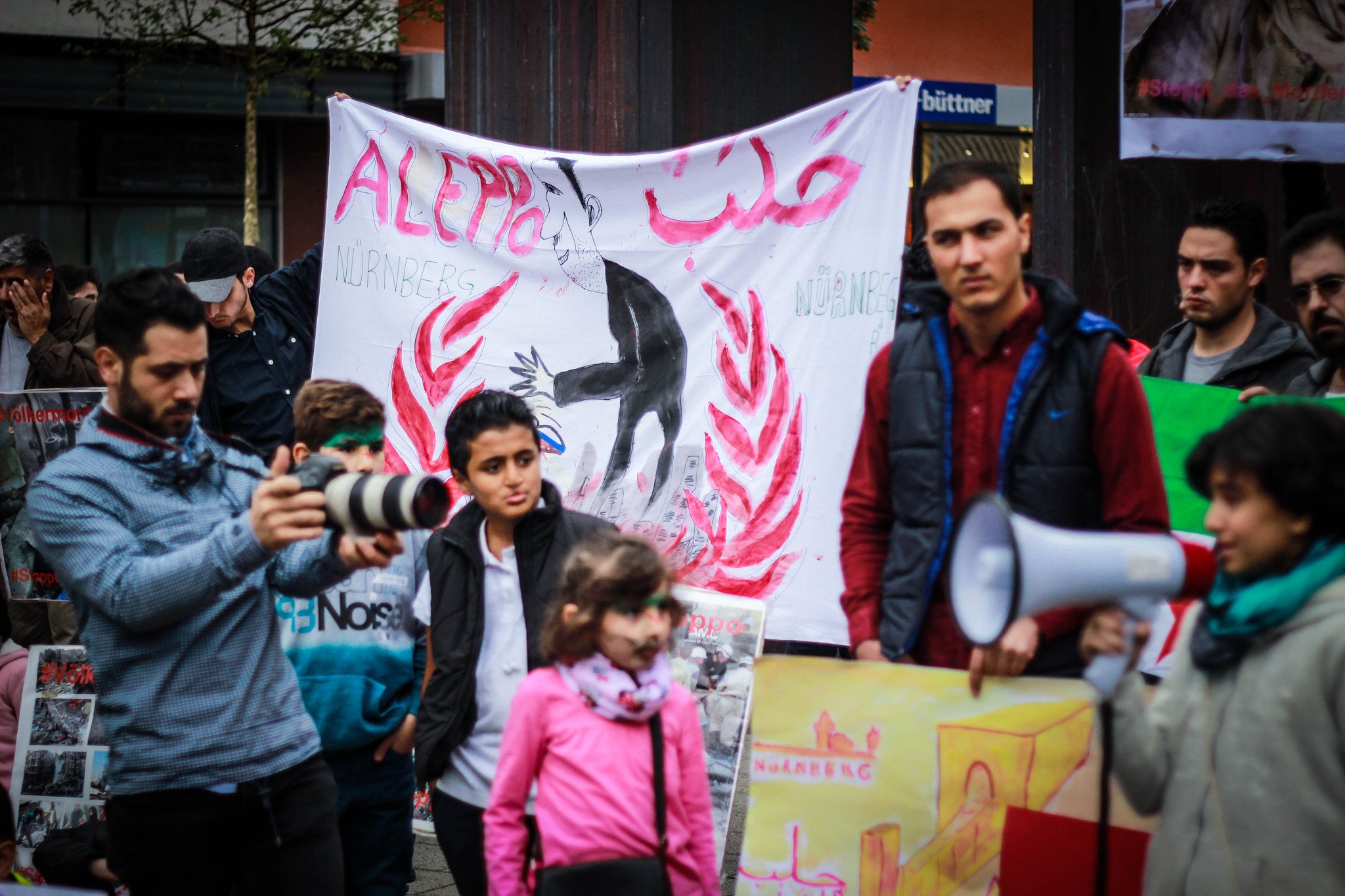 Canon EOS 600D (Rebel EOS T3i / EOS Kiss X5) + Canon EF 50mm f/1.8 sample photo. Sit-in for aleppo in nurnberg photography