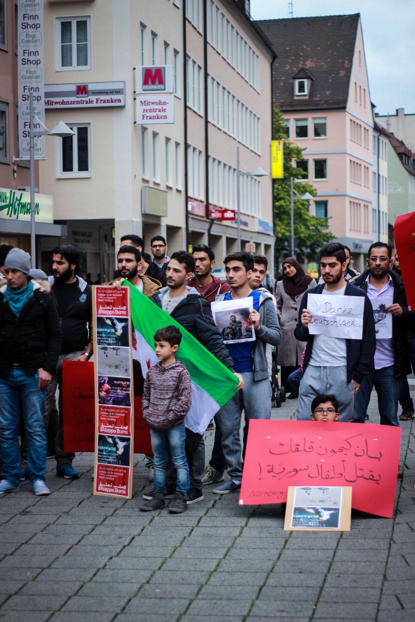 Canon EOS 600D (Rebel EOS T3i / EOS Kiss X5) + Canon EF 50mm f/1.8 sample photo. Sit-in for aleppo in nurnberg photography
