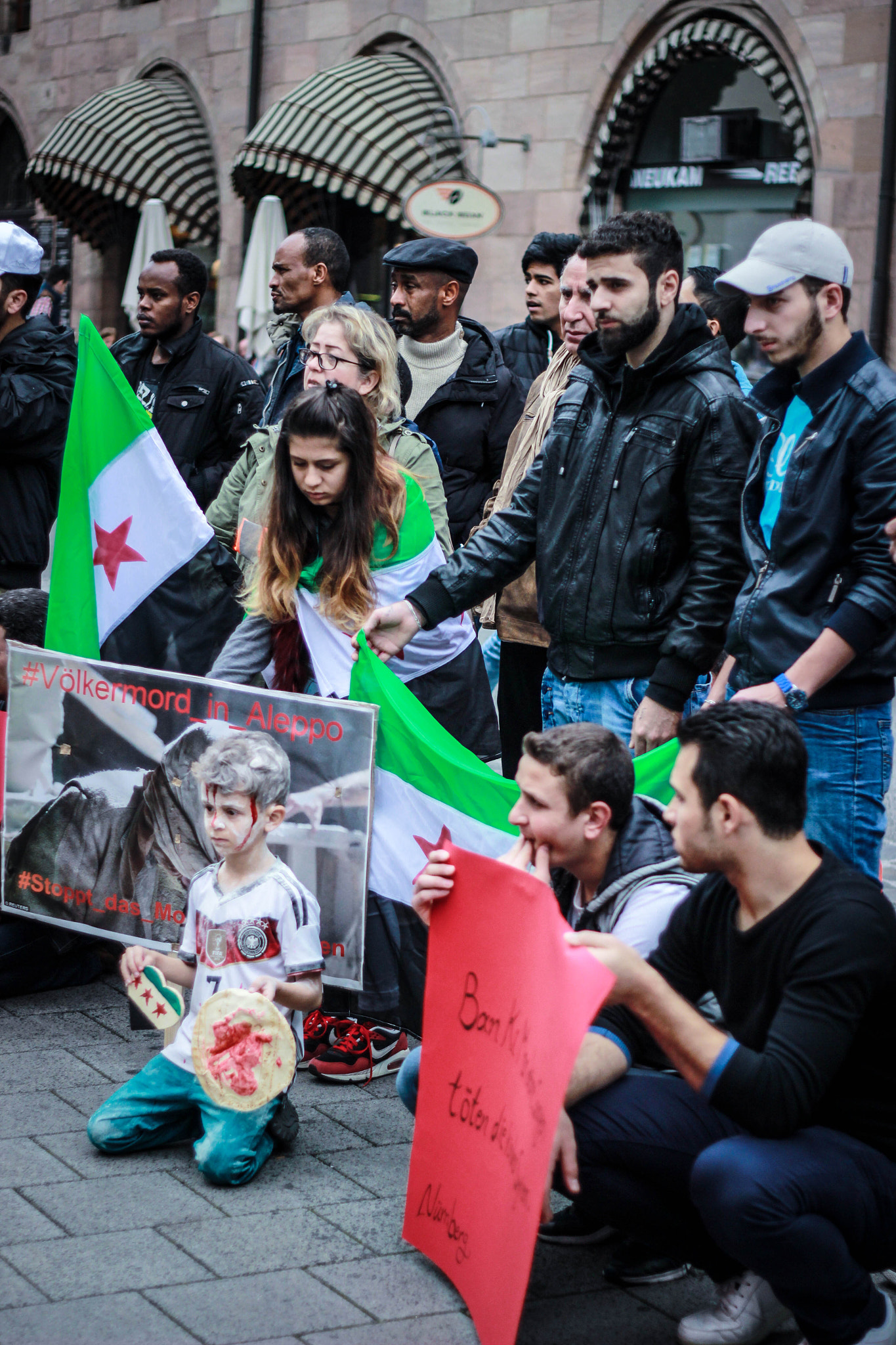 Canon EOS 600D (Rebel EOS T3i / EOS Kiss X5) + Canon EF 50mm f/1.8 sample photo. Sit-in for aleppo in nurnberg photography