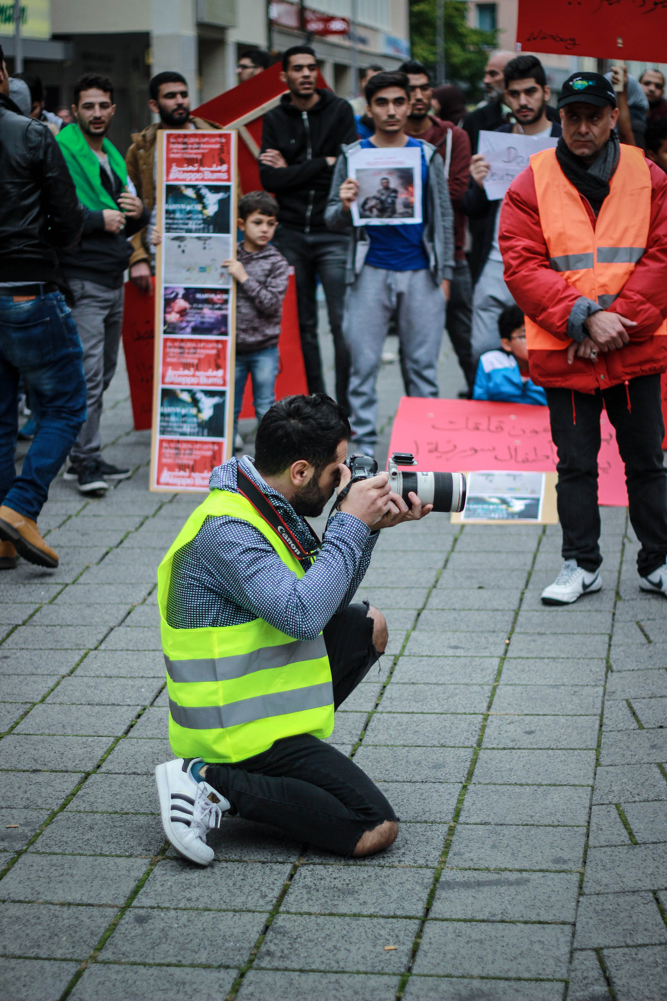 Canon EOS 600D (Rebel EOS T3i / EOS Kiss X5) + Canon EF 50mm f/1.8 sample photo. Sit-in for aleppo in nurnberg photography