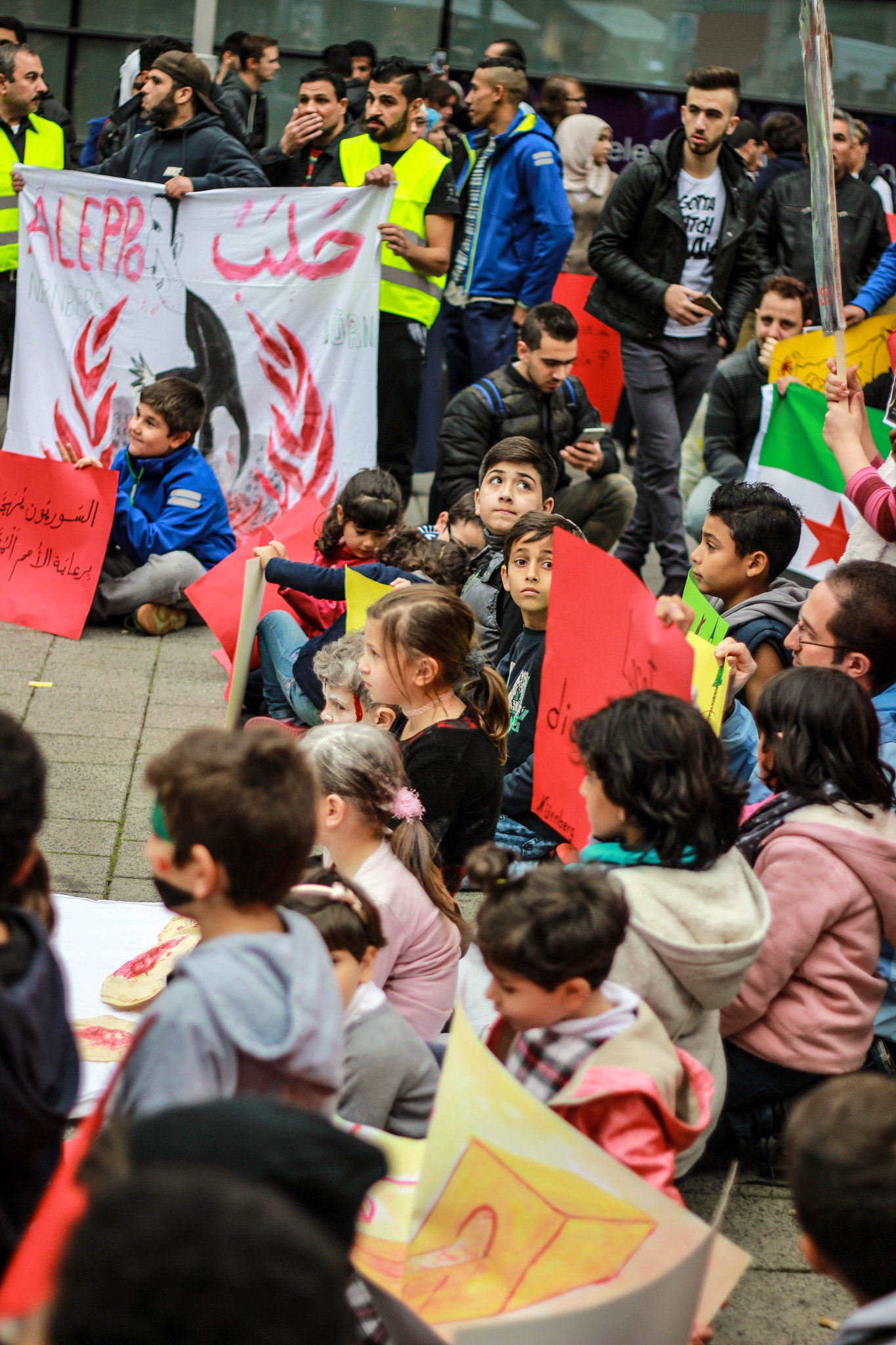 Canon EOS 600D (Rebel EOS T3i / EOS Kiss X5) + Canon EF 50mm f/1.8 sample photo. Sit-in for aleppo in nurnberg photography