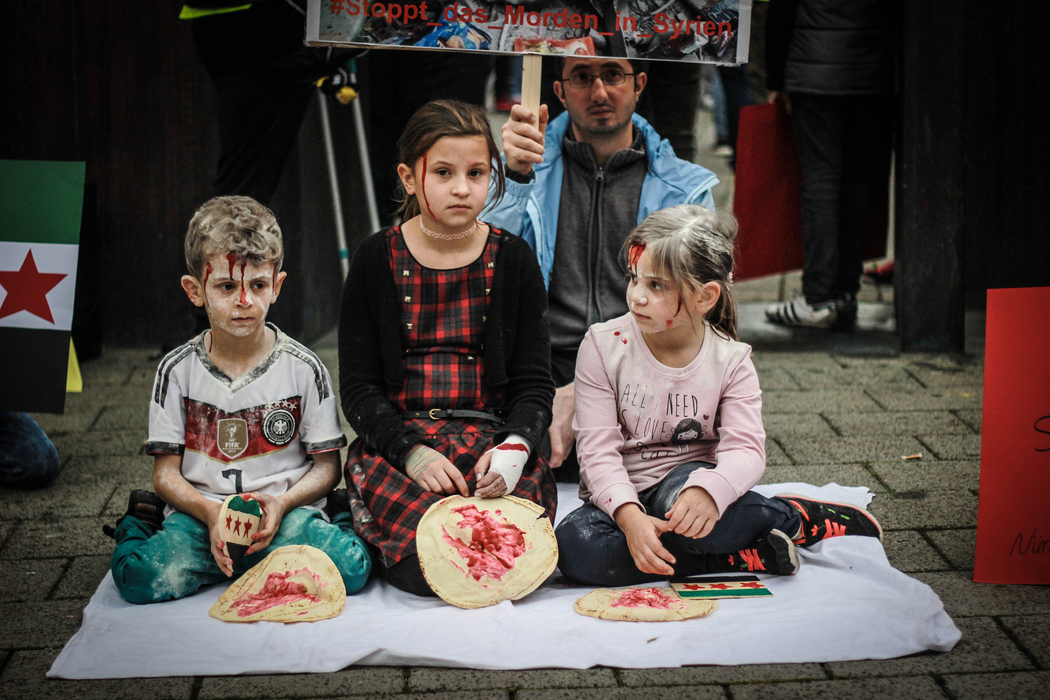 Canon EOS 600D (Rebel EOS T3i / EOS Kiss X5) + Canon EF 50mm f/1.8 sample photo. Sit-in for aleppo in nurnberg photography