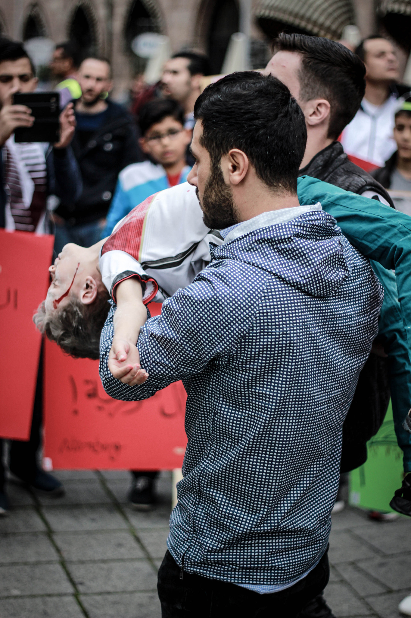 Canon EOS 600D (Rebel EOS T3i / EOS Kiss X5) + Canon EF 50mm f/1.8 sample photo. Sit-in for aleppo in nurnberg photography