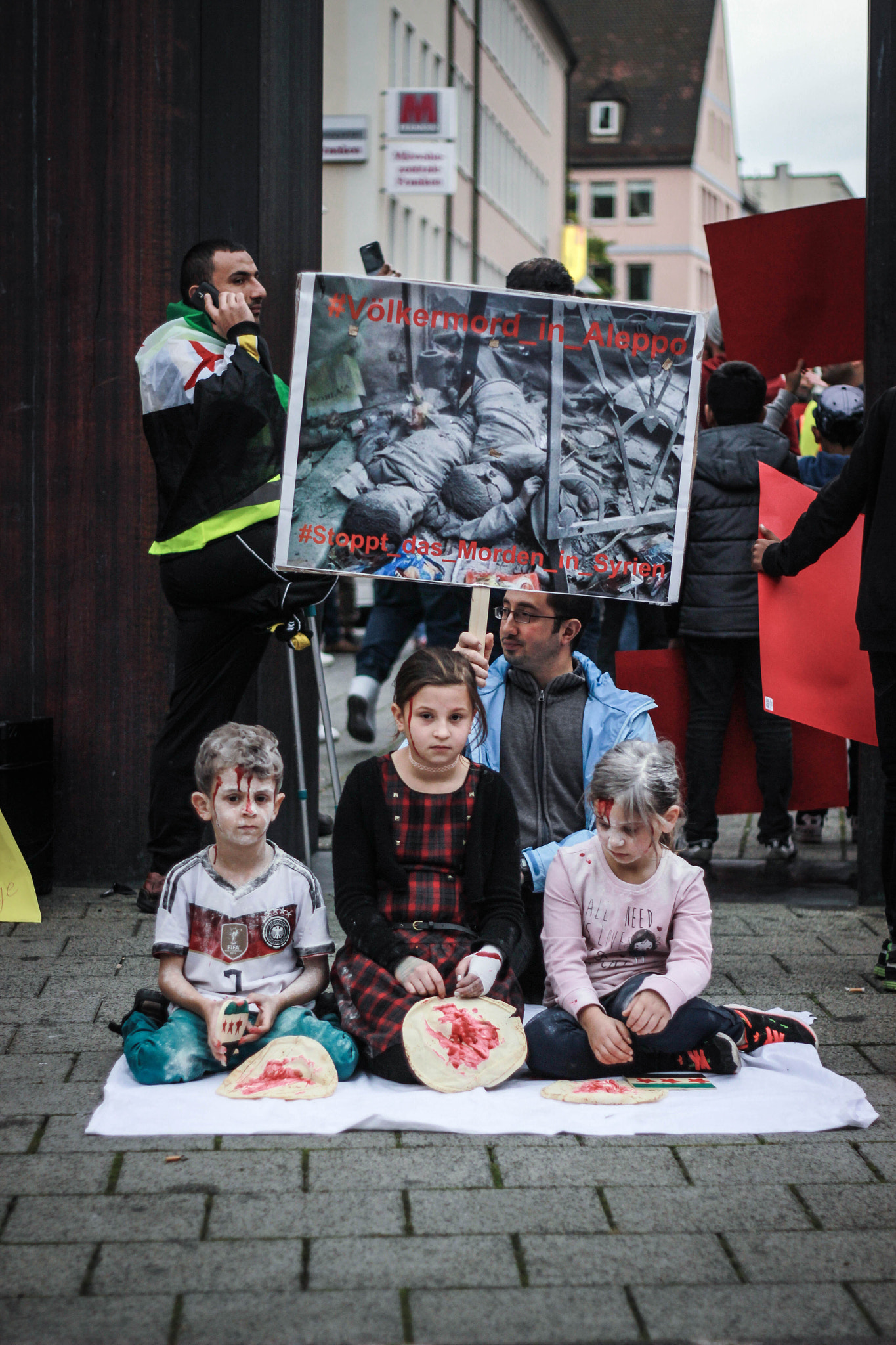 Canon EOS 600D (Rebel EOS T3i / EOS Kiss X5) + Canon EF 50mm f/1.8 sample photo. Sit-in for aleppo in nurnberg photography