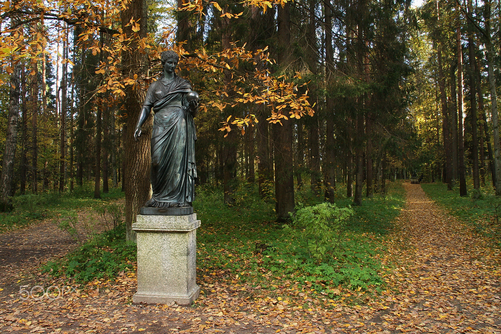 Canon EOS 1000D (EOS Digital Rebel XS / EOS Kiss F) sample photo. Urania in autumn park photography