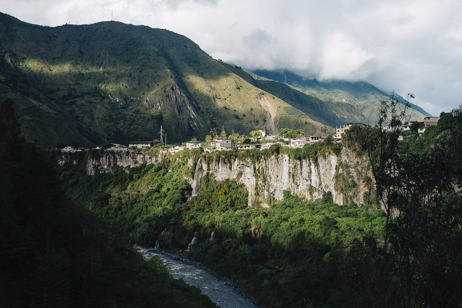 Fujifilm X-Pro1 + Fujifilm XF 27mm F2.8 sample photo. Baños, ecuador photography