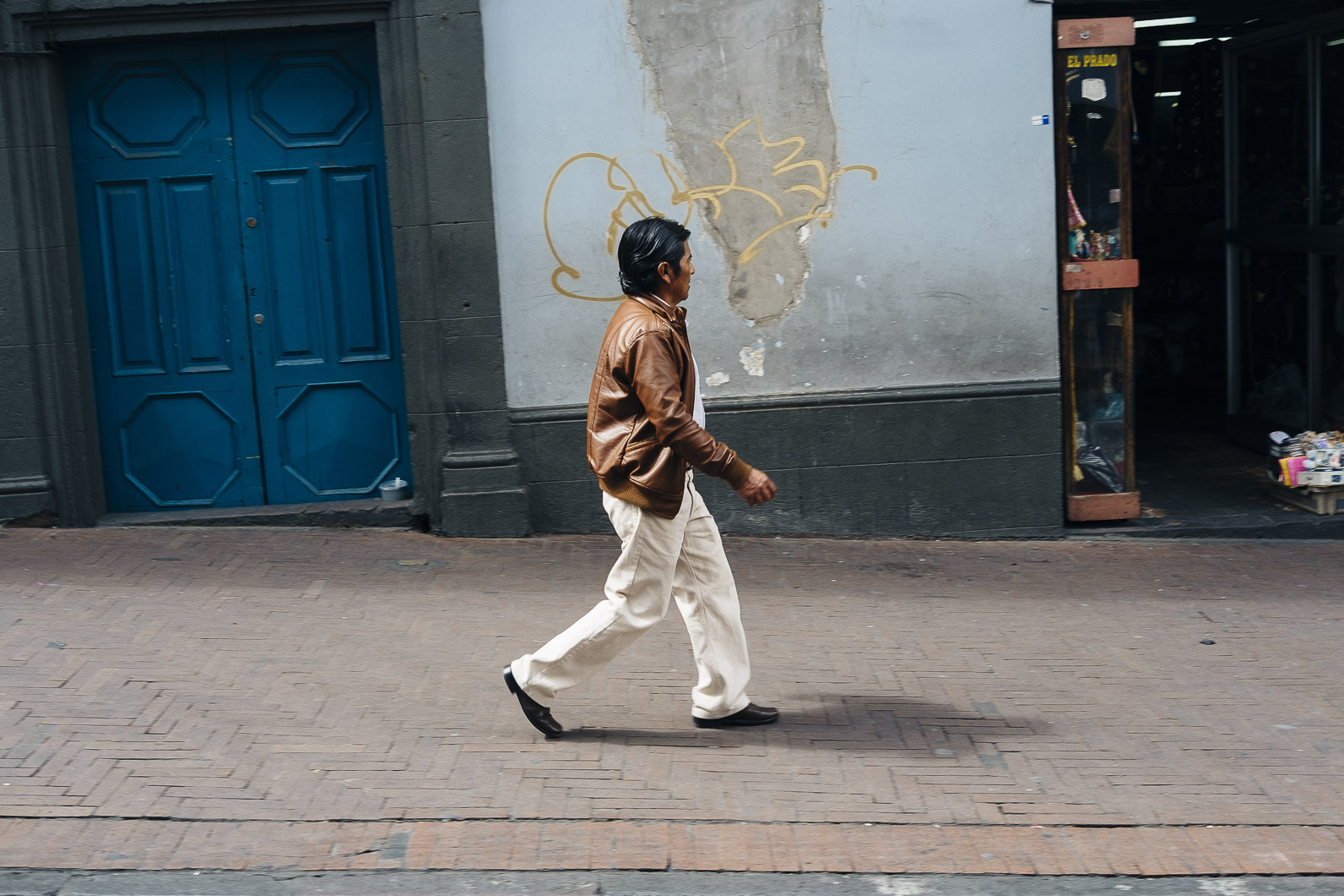 Fujifilm X-Pro1 + Fujifilm XF 27mm F2.8 sample photo. Quito, ecuador photography