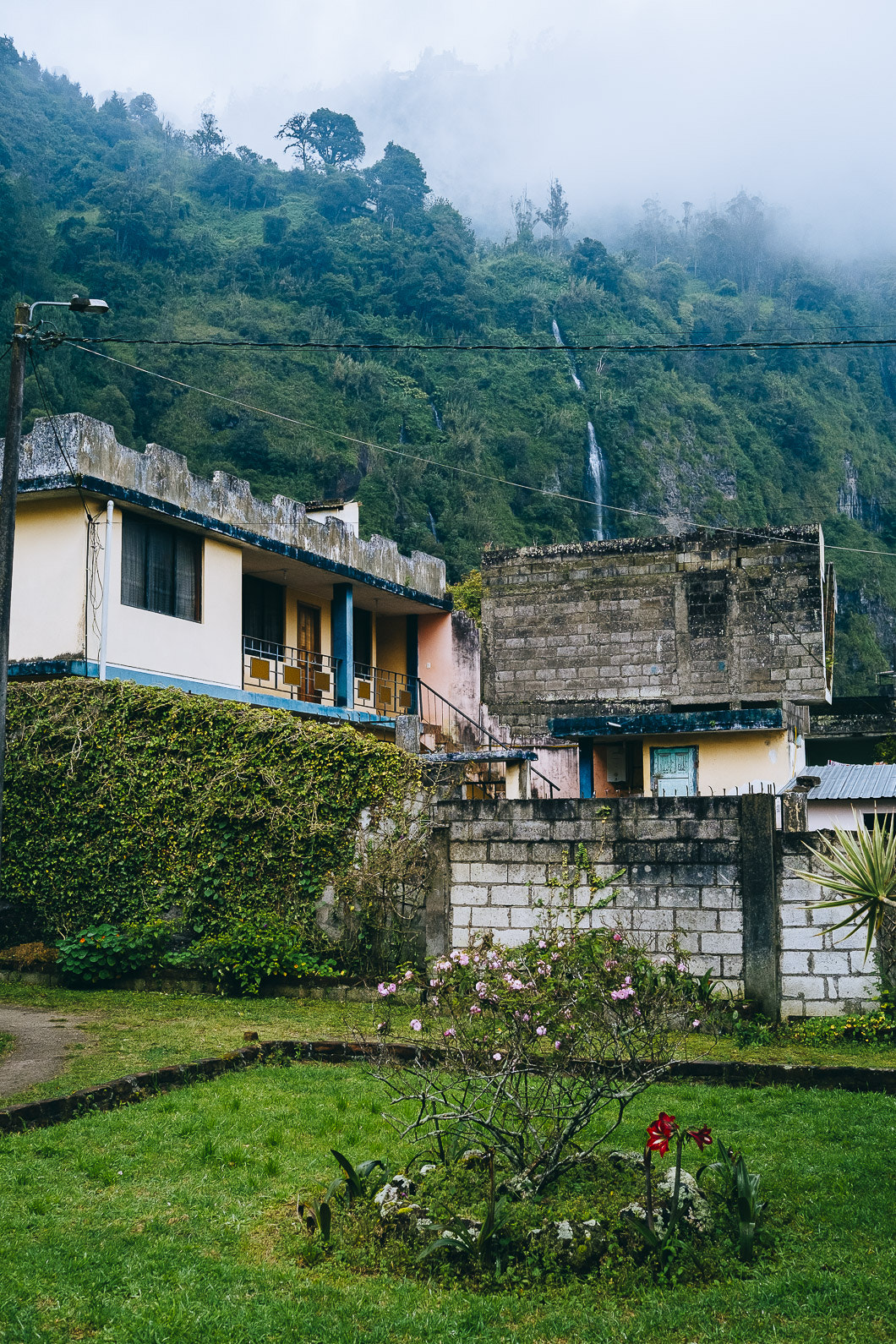 Fujifilm X-Pro1 + Fujifilm XF 27mm F2.8 sample photo. Baños, ecuador photography