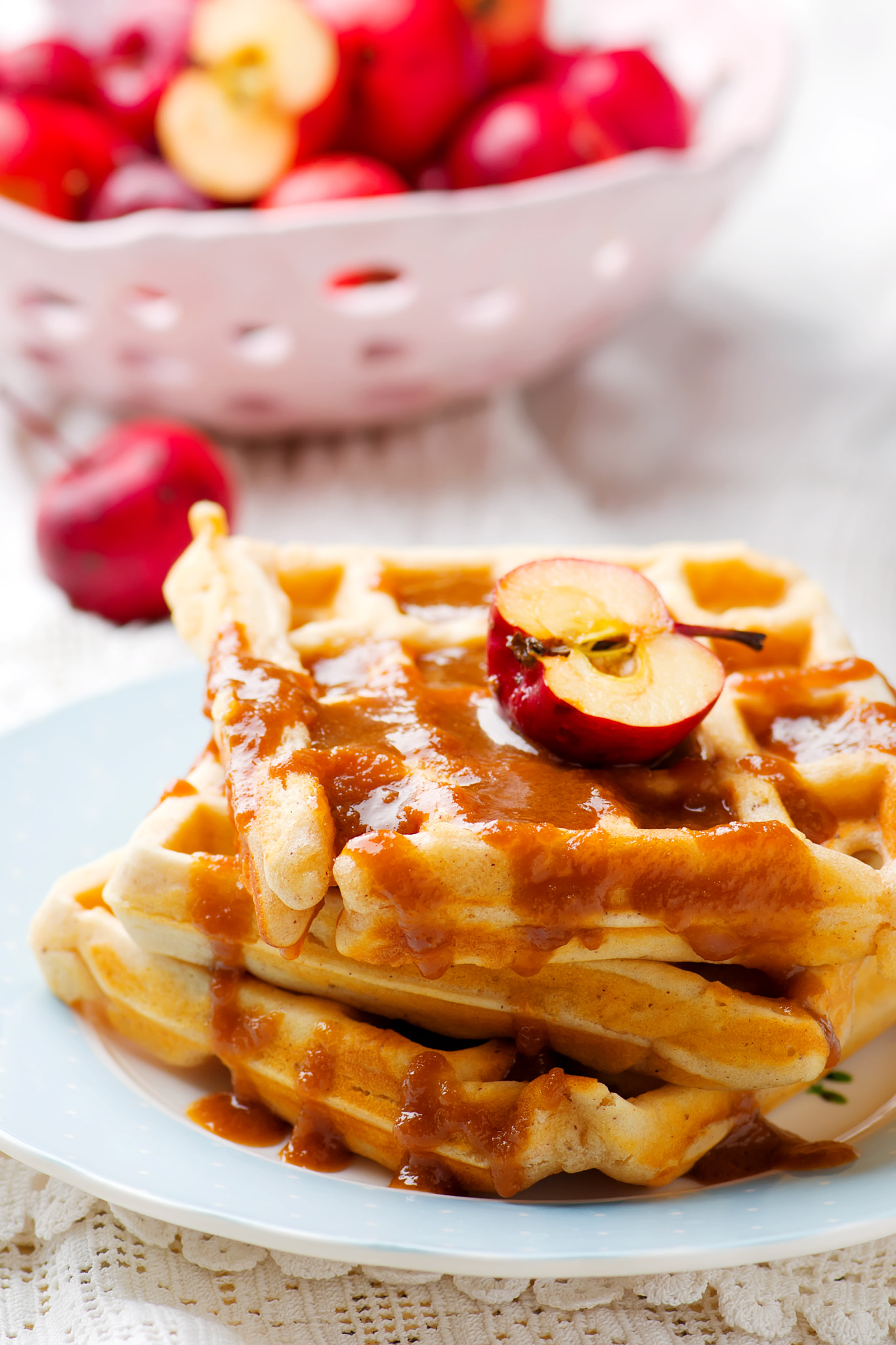 Nikon AF-S Micro-Nikkor 105mm F2.8G IF-ED VR sample photo. Waffle with apples photography