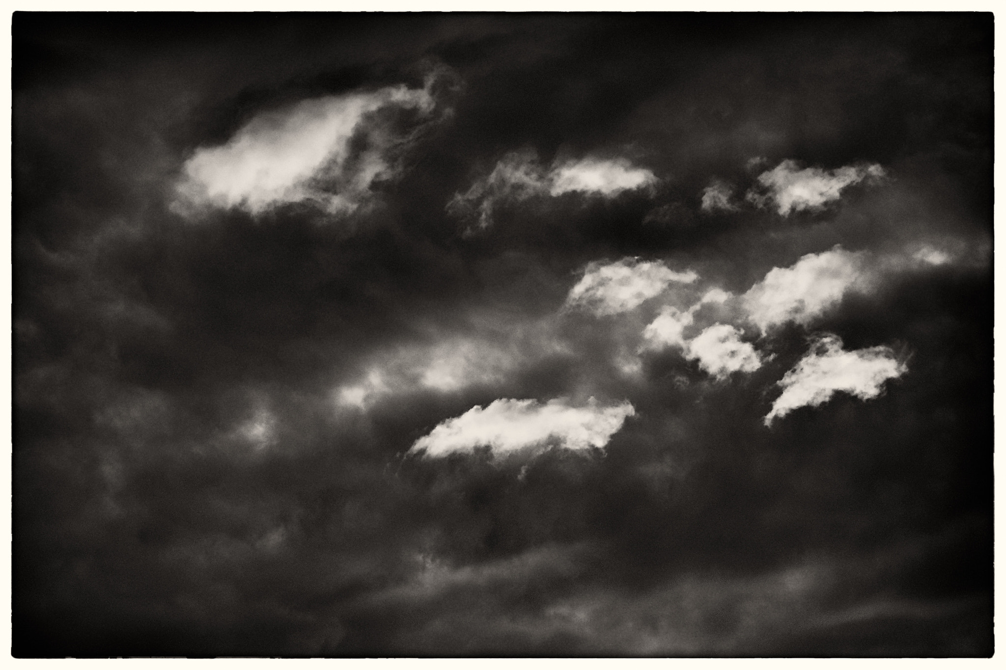 Olympus OM-D E-M5 + Panasonic Leica DG Summilux 25mm F1.4 II ASPH sample photo. Back in black and white photography