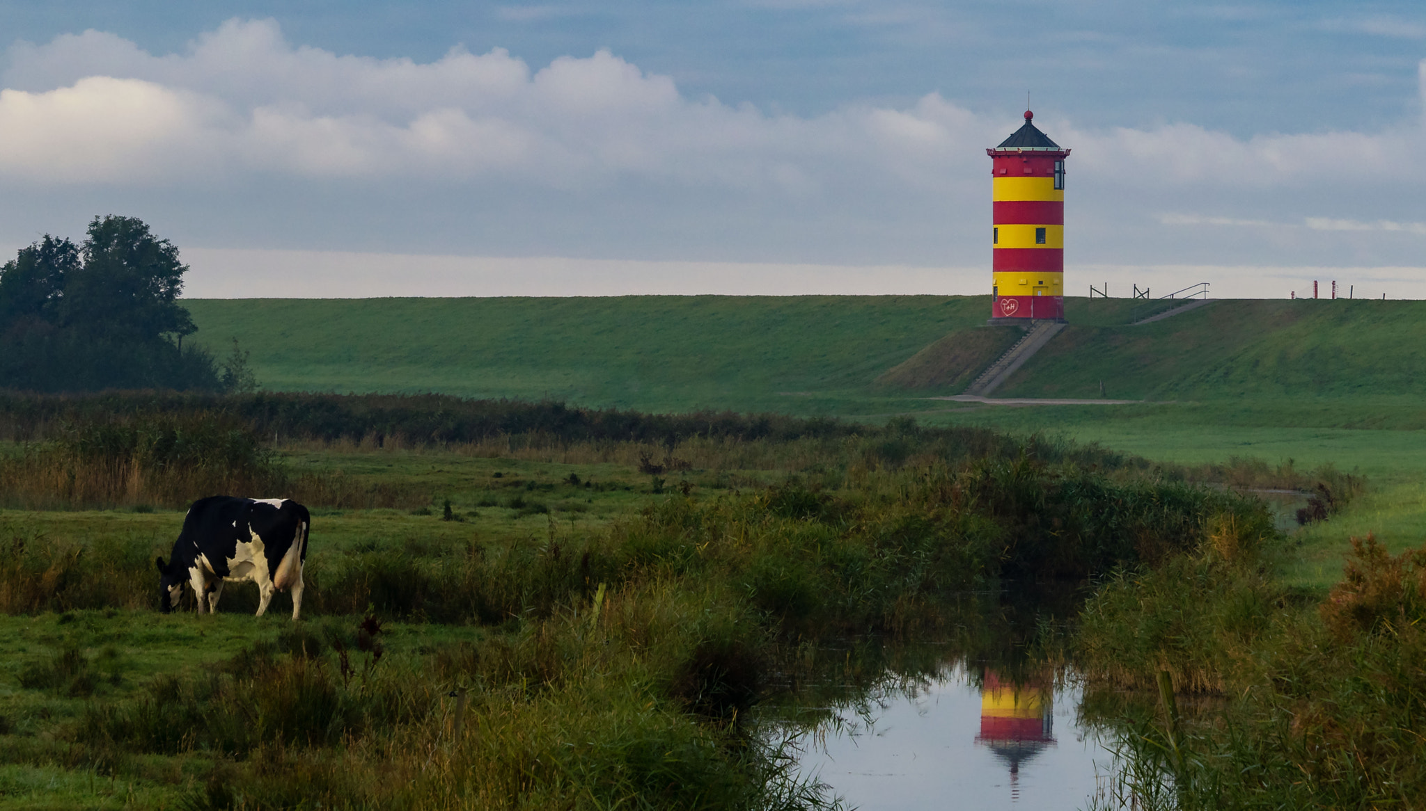 Olympus OM-D E-M1 + Panasonic Lumix G X Vario 35-100mm F2.8 OIS sample photo. Pilsum lighthouse. ostfriesland. photography